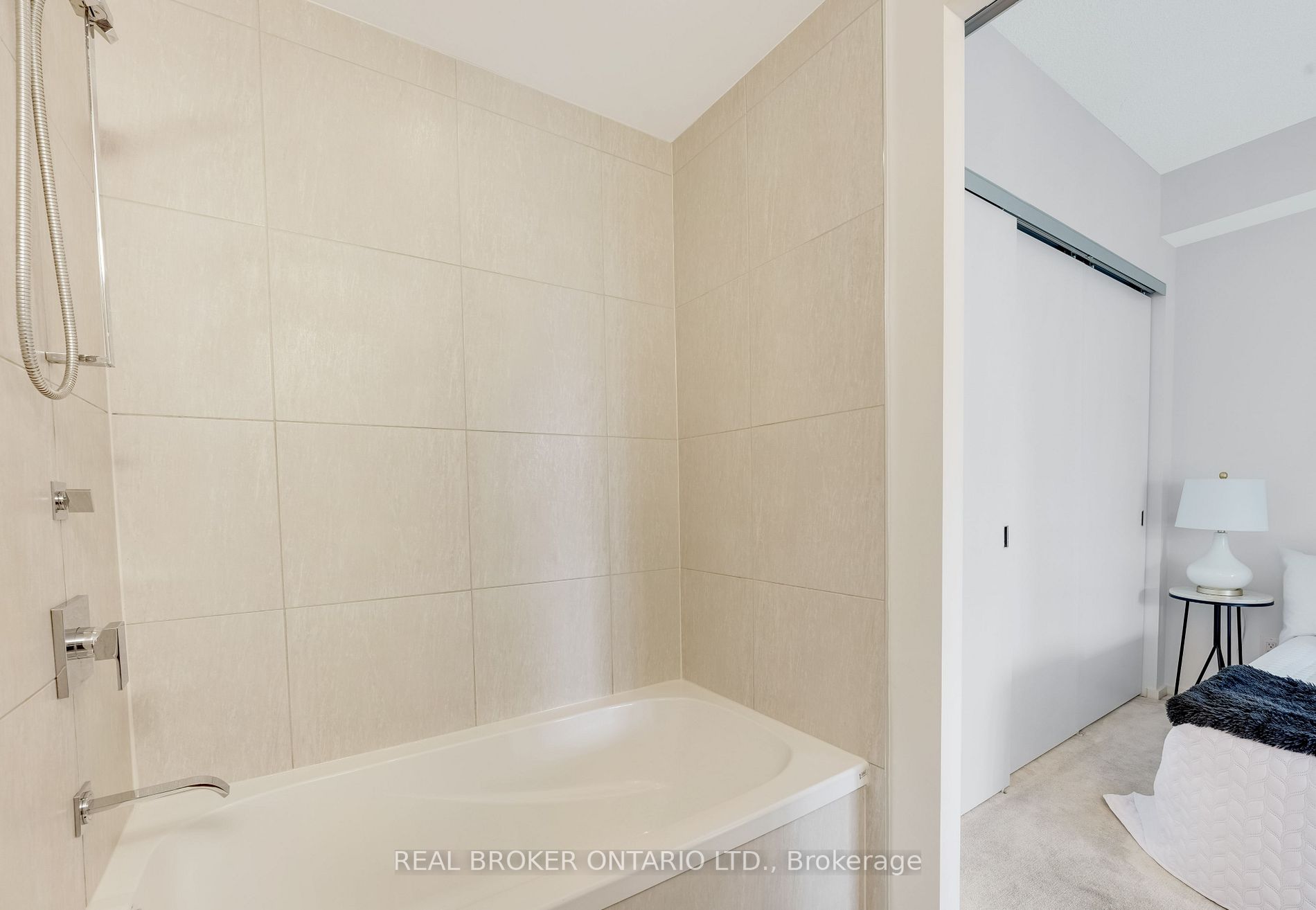 101 Charles St E, #2005