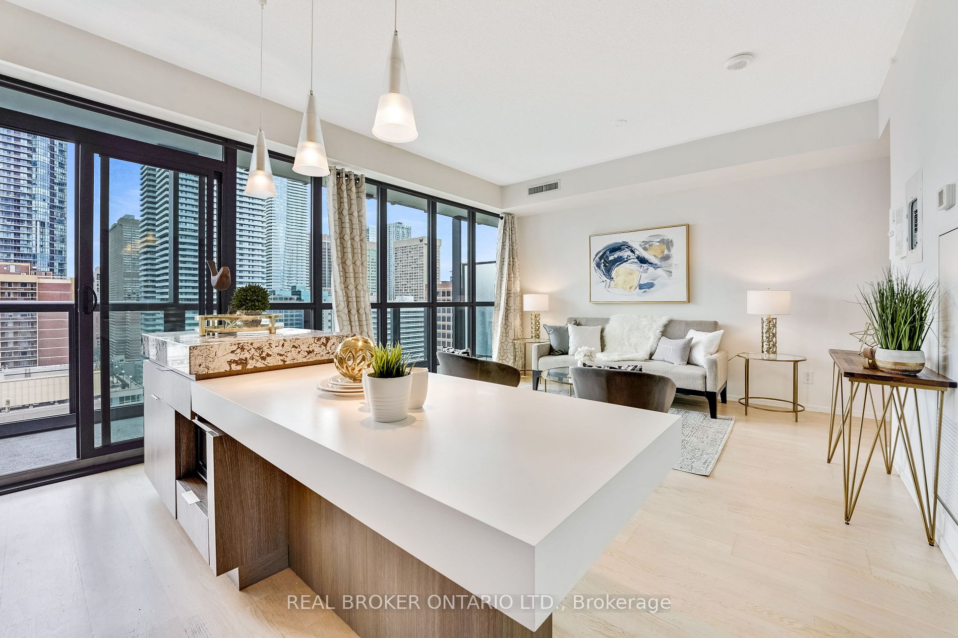 101 Charles St E, #2005