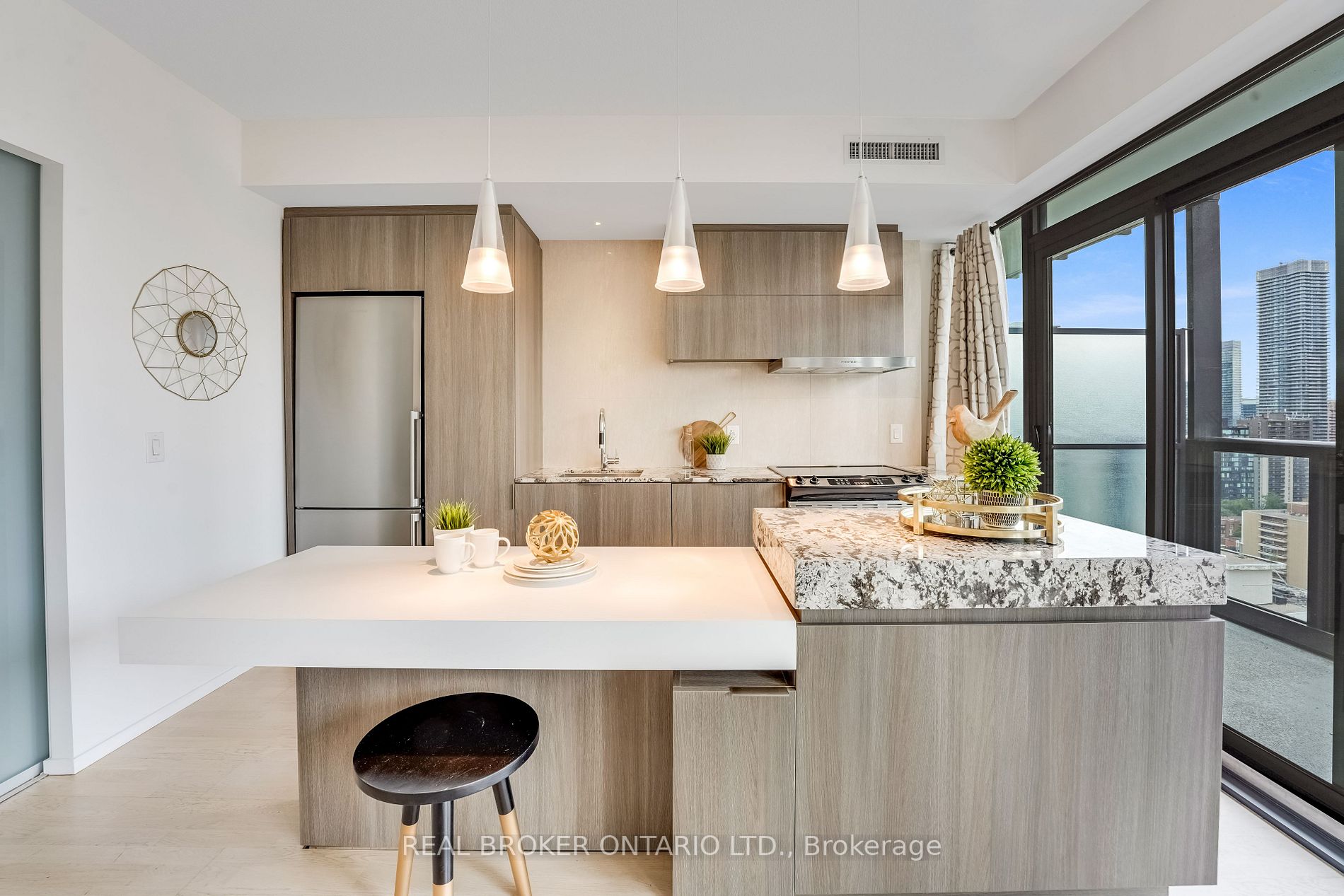 101 Charles St E, #2005