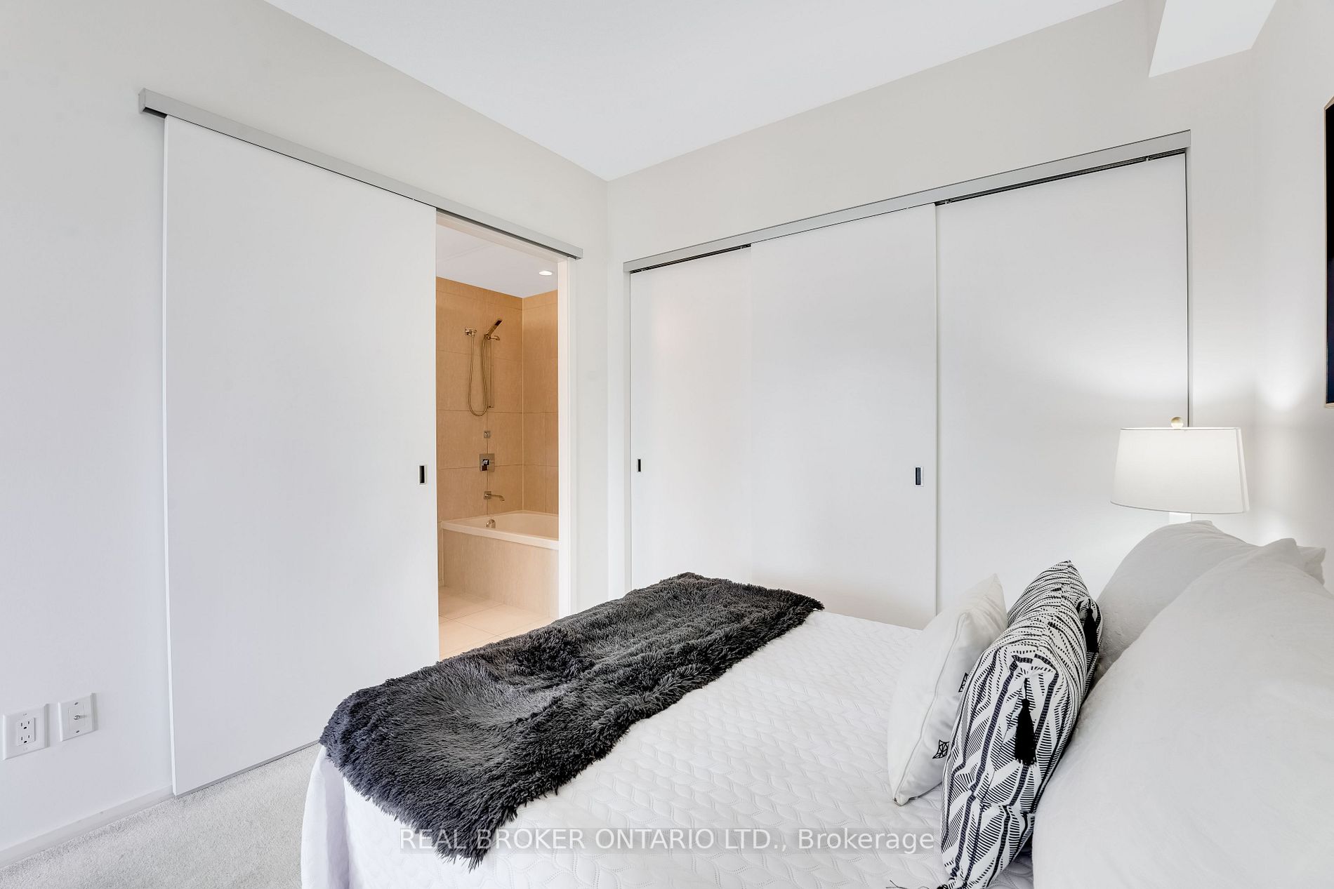 101 Charles St E, #2005