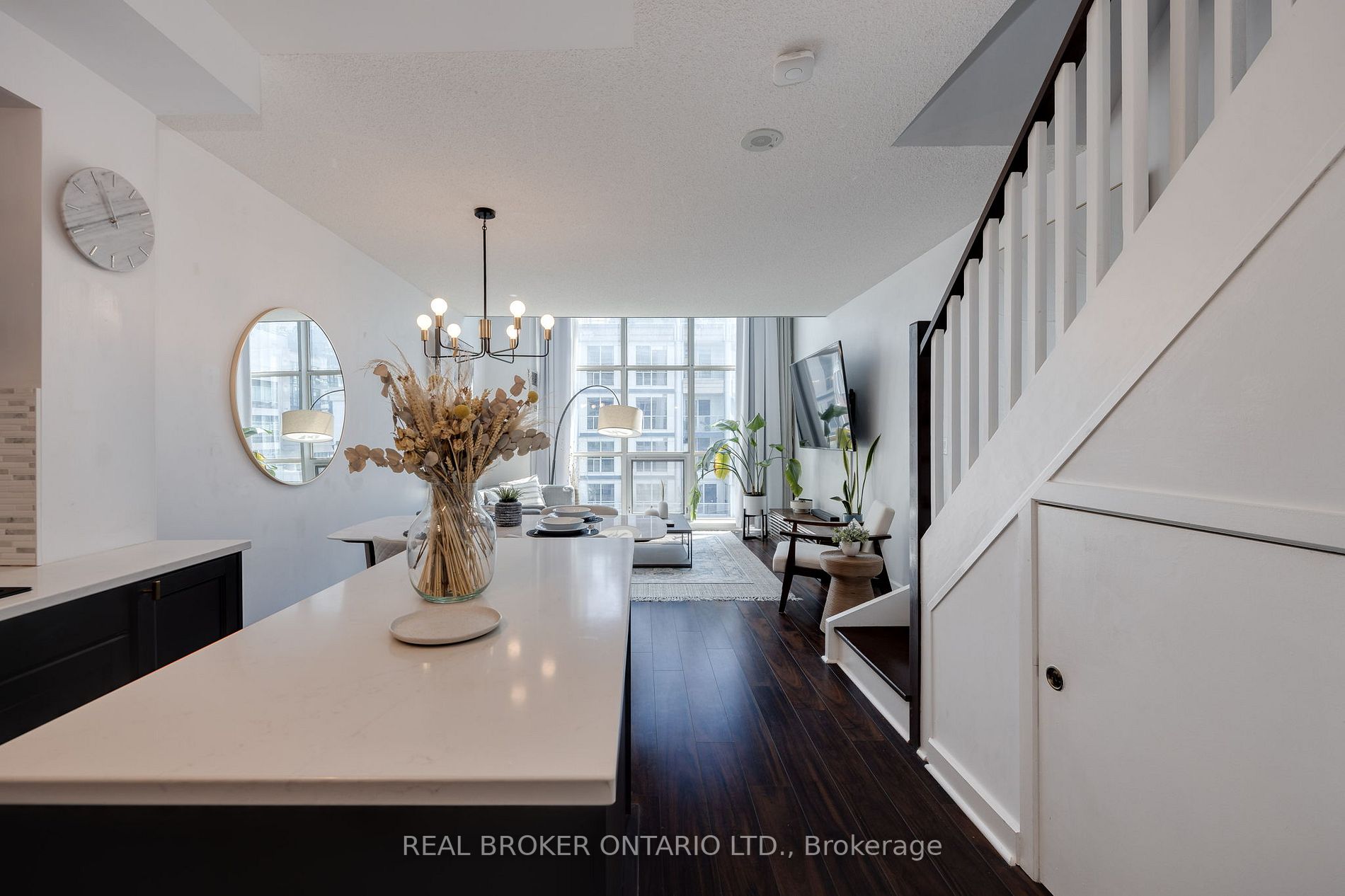 36 Blue Jays Way, #910