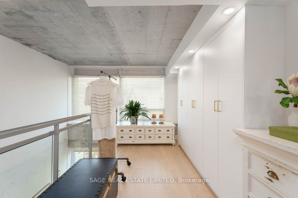 954 King St W, #325