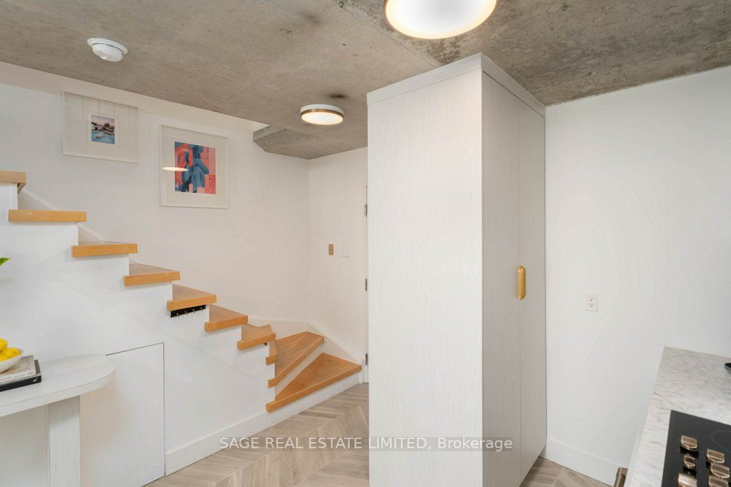 954 King St W, #325