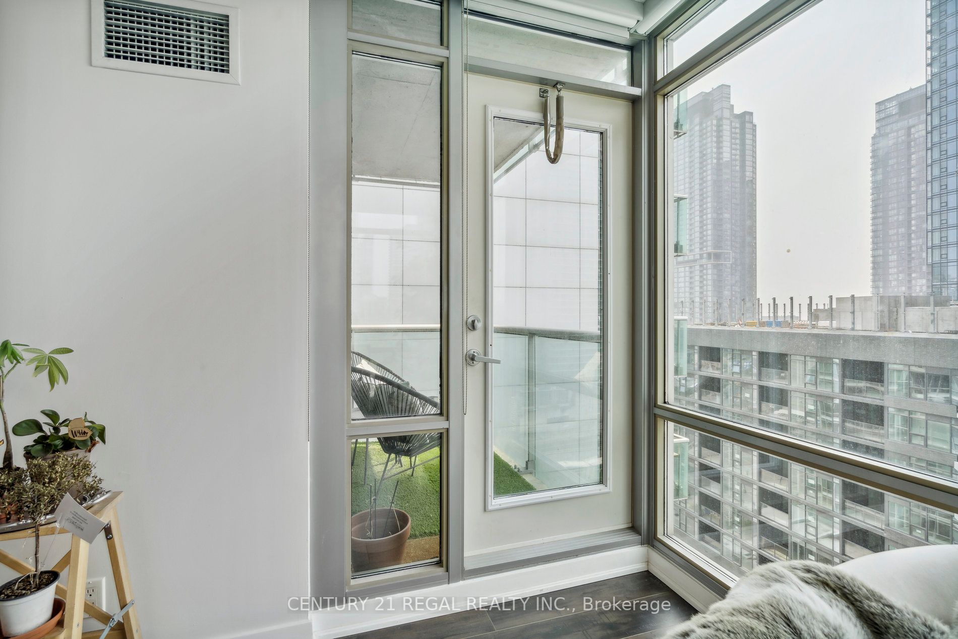 81 Navy Wharf Crt, #1609