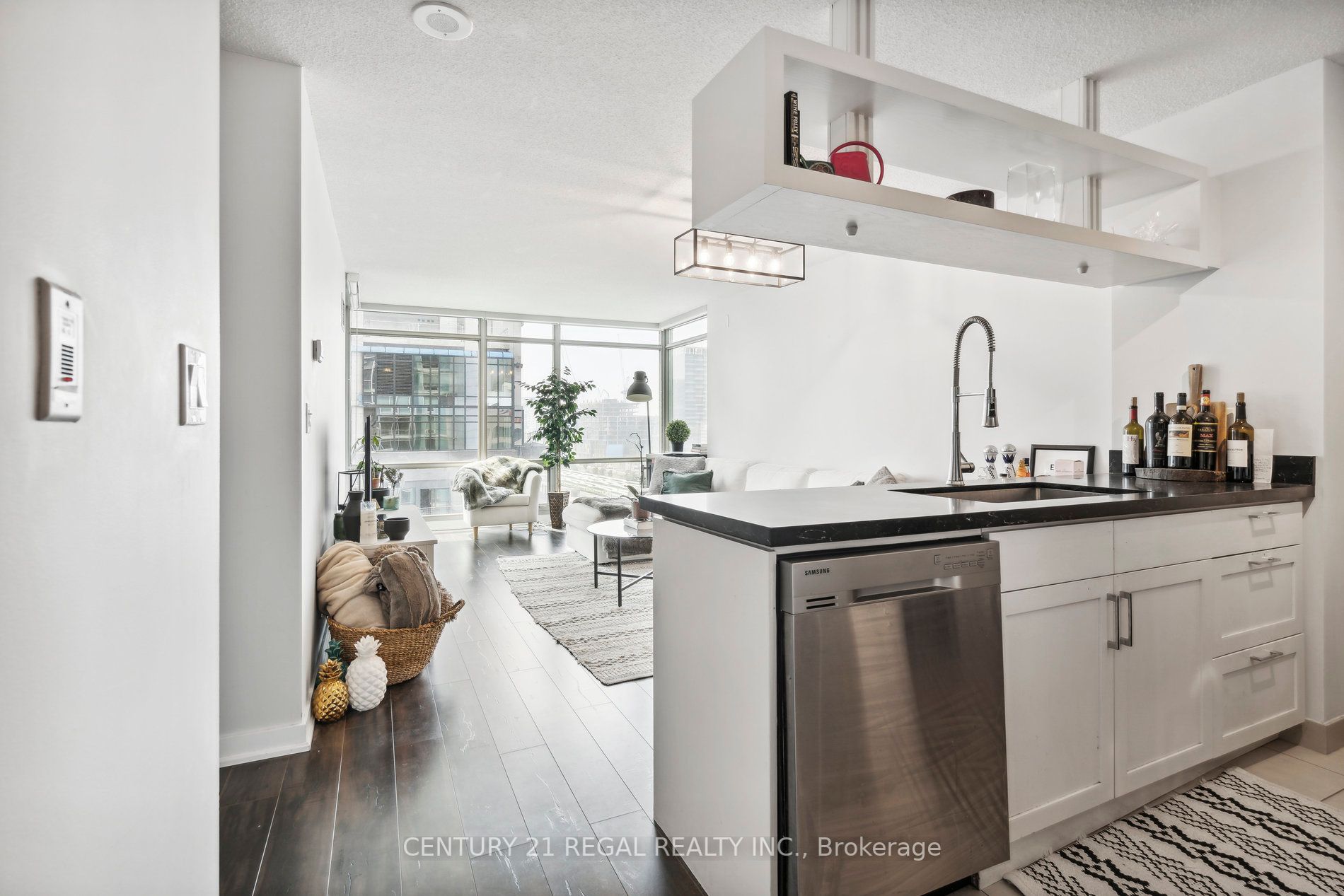 81 Navy Wharf Crt, #1609