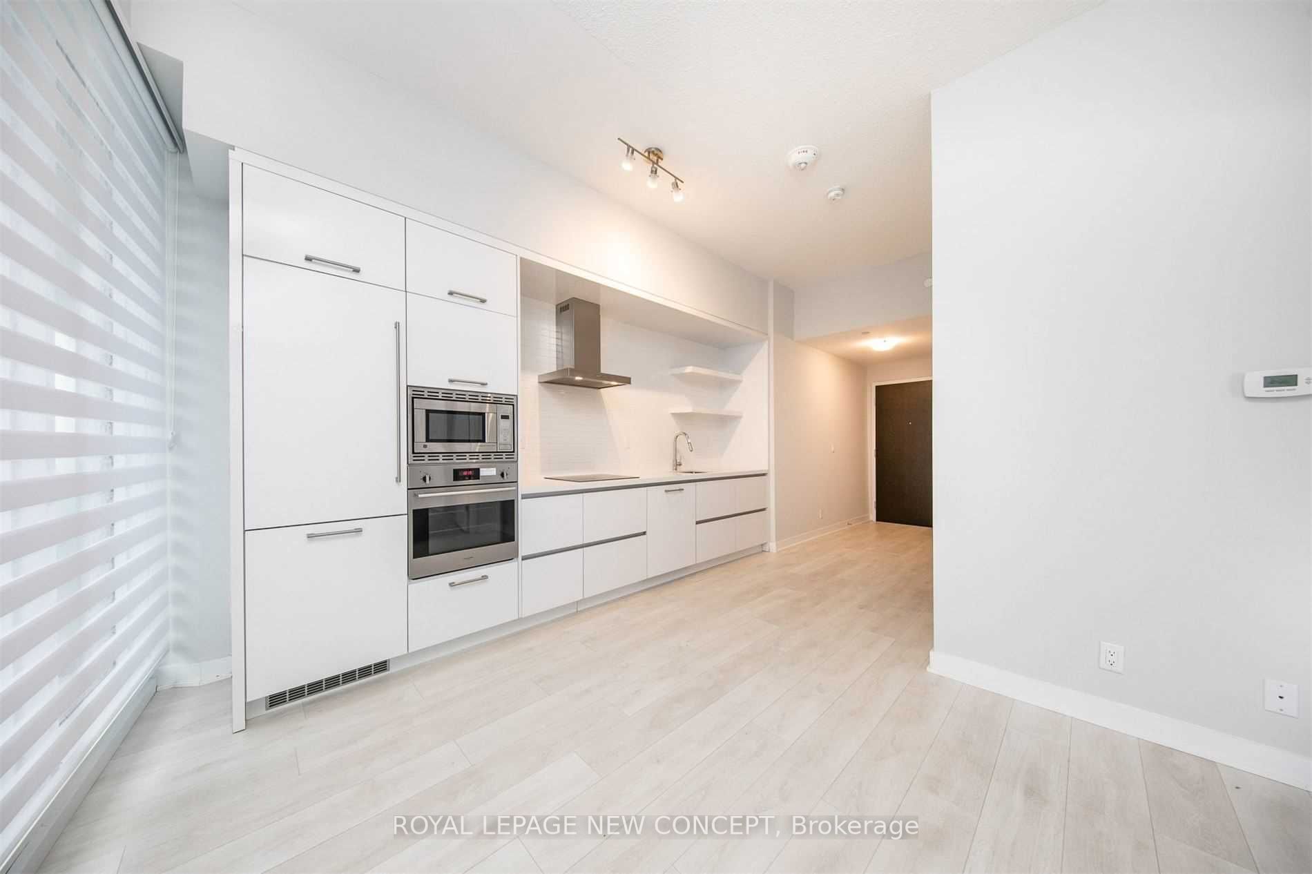 2221 Yonge St, #3006