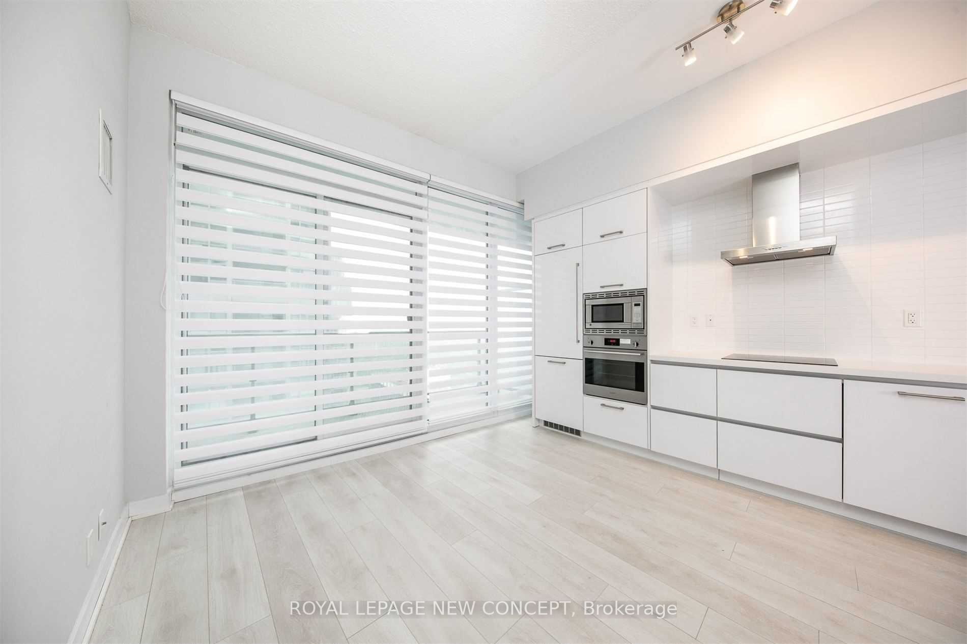 2221 Yonge St, #3006