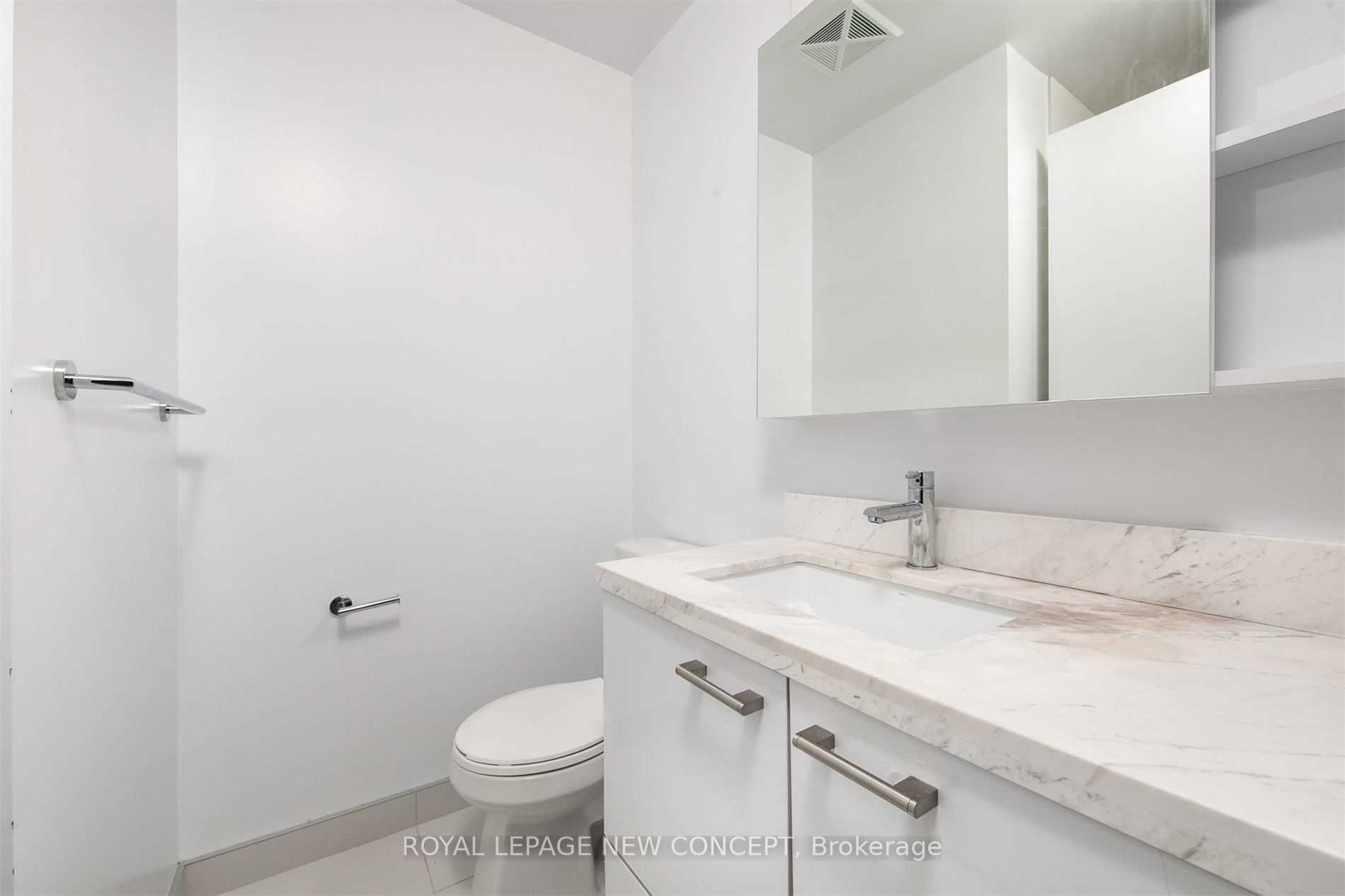 2221 Yonge St, #3006