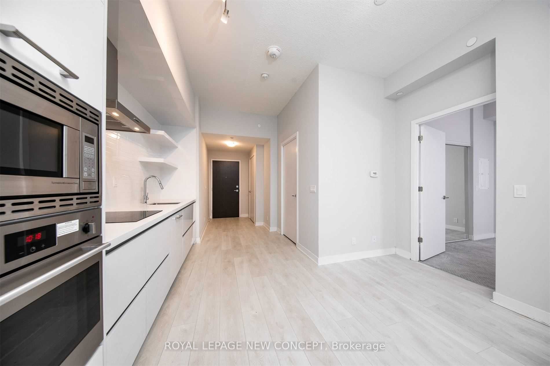 2221 Yonge St, #3006