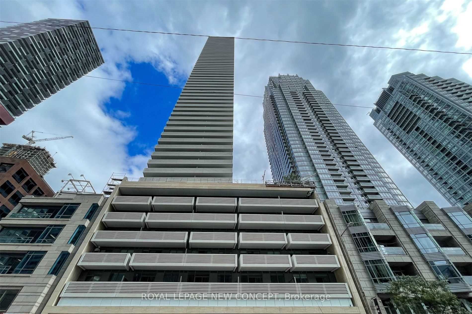 2221 Yonge St, #3006