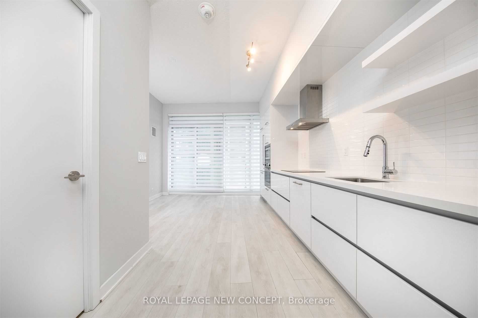 2221 Yonge St, #3006