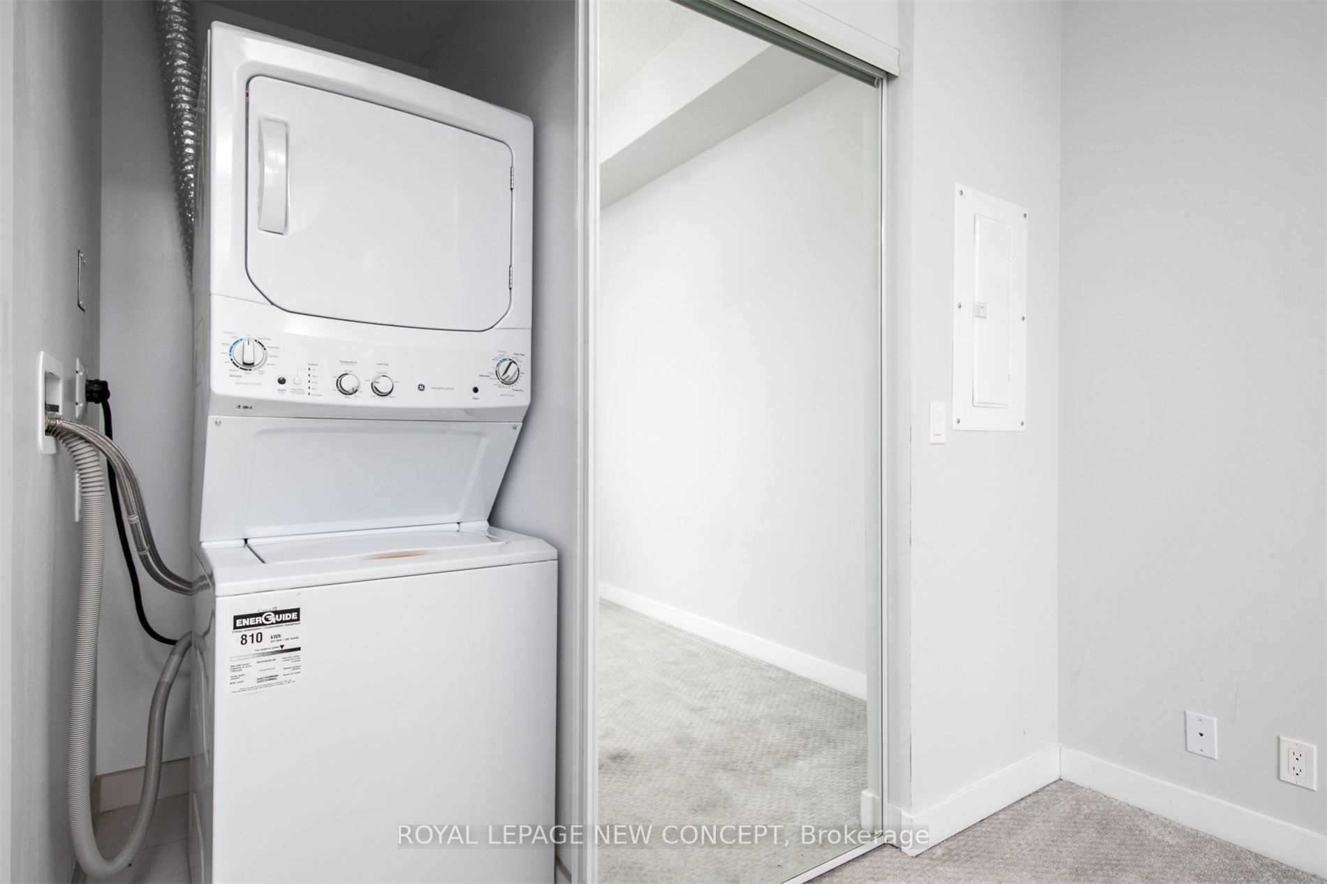 2221 Yonge St, #3006