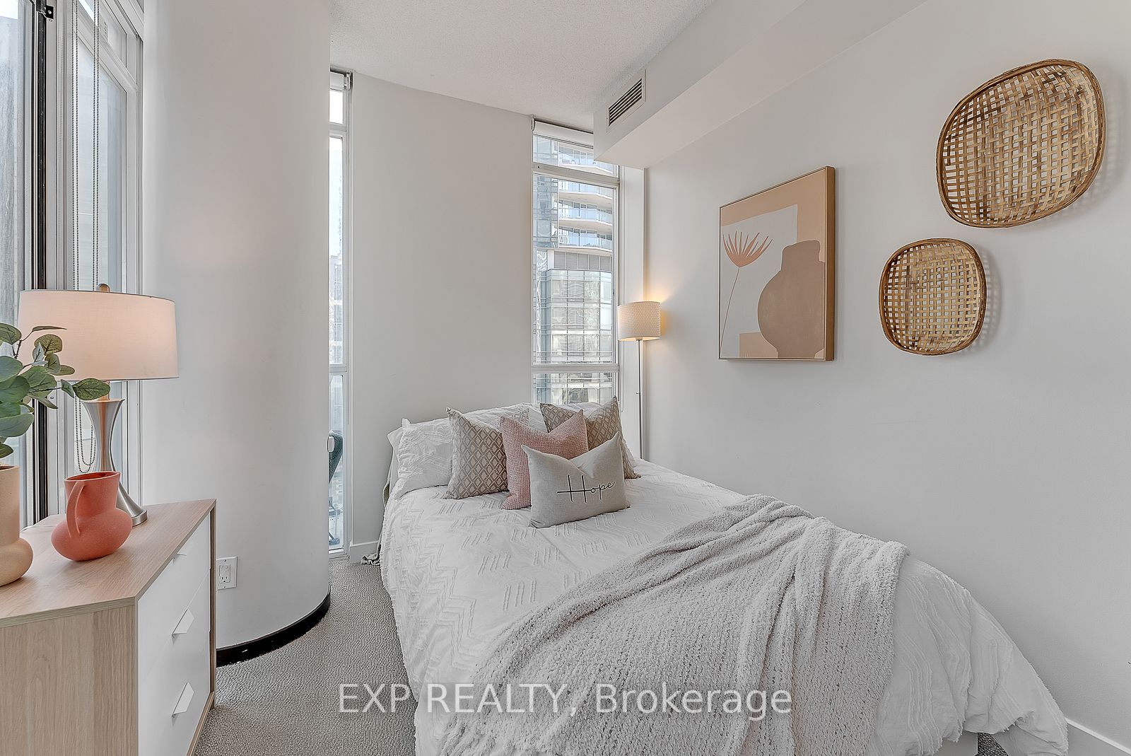 126 Simcoe Street, #1407