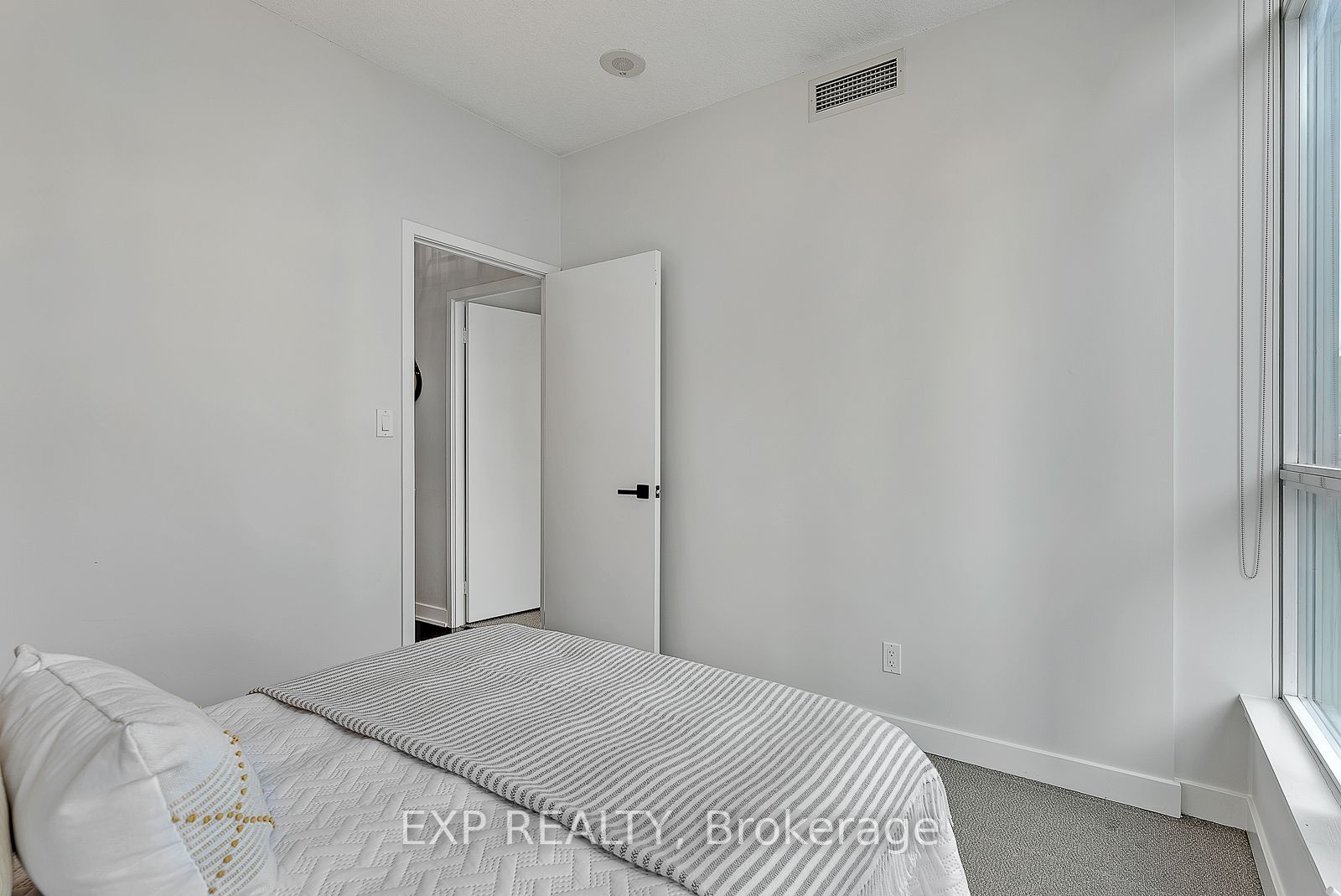 126 Simcoe Street, #1407