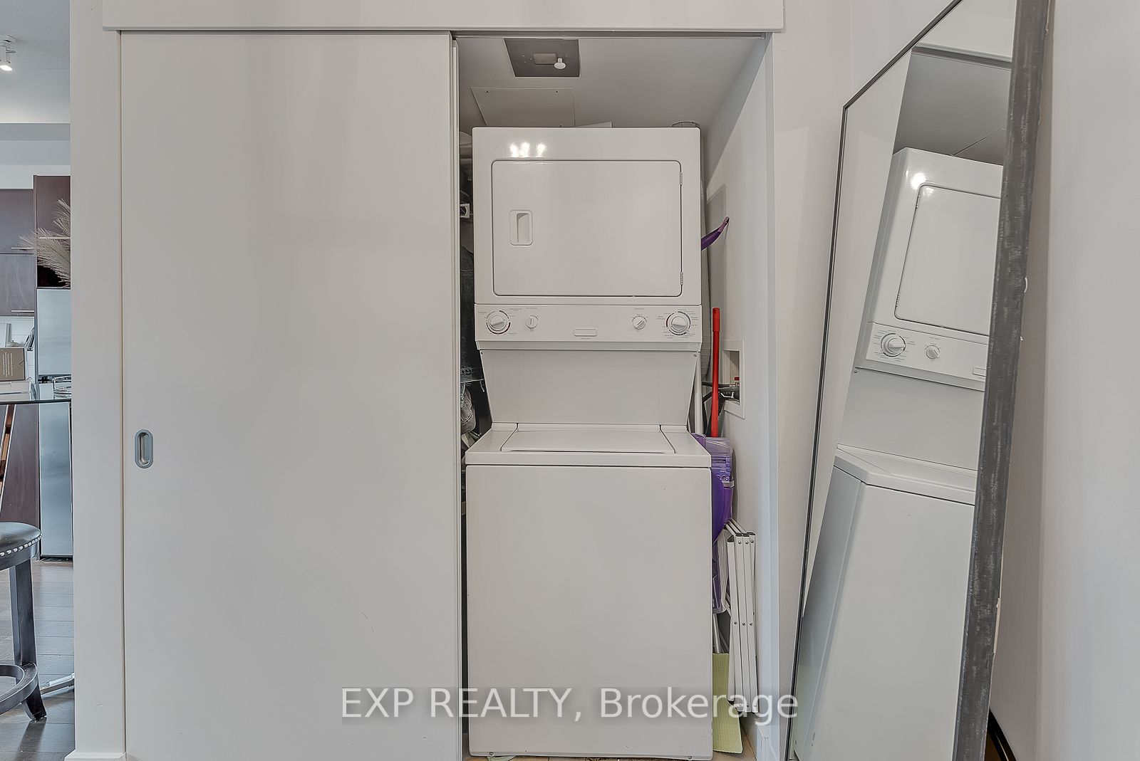 126 Simcoe Street, #1407