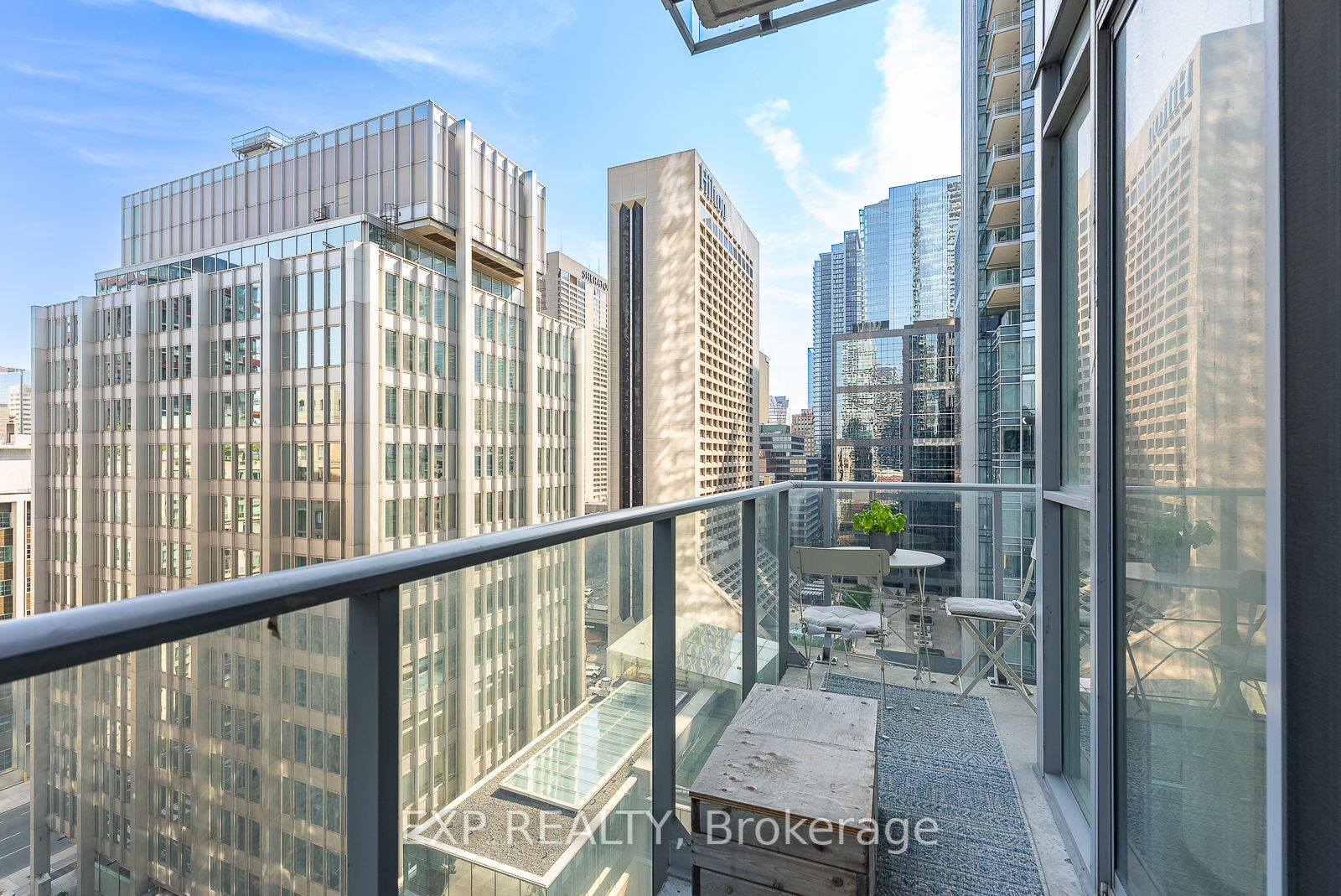 126 Simcoe Street, #1407