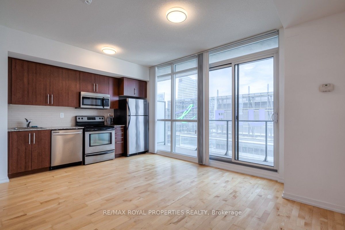 65 Bremner Blvd, #4007