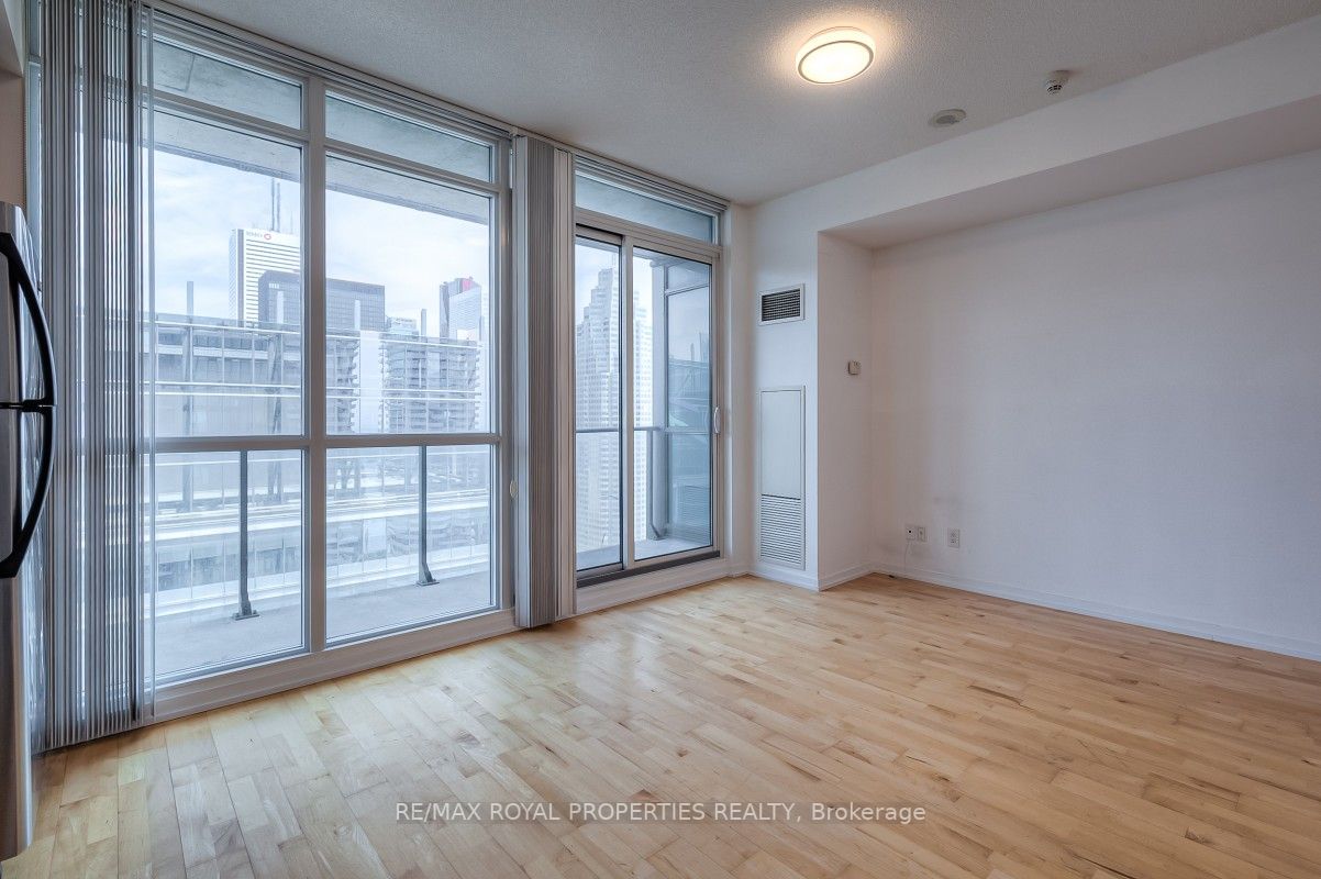 65 Bremner Blvd, #4007