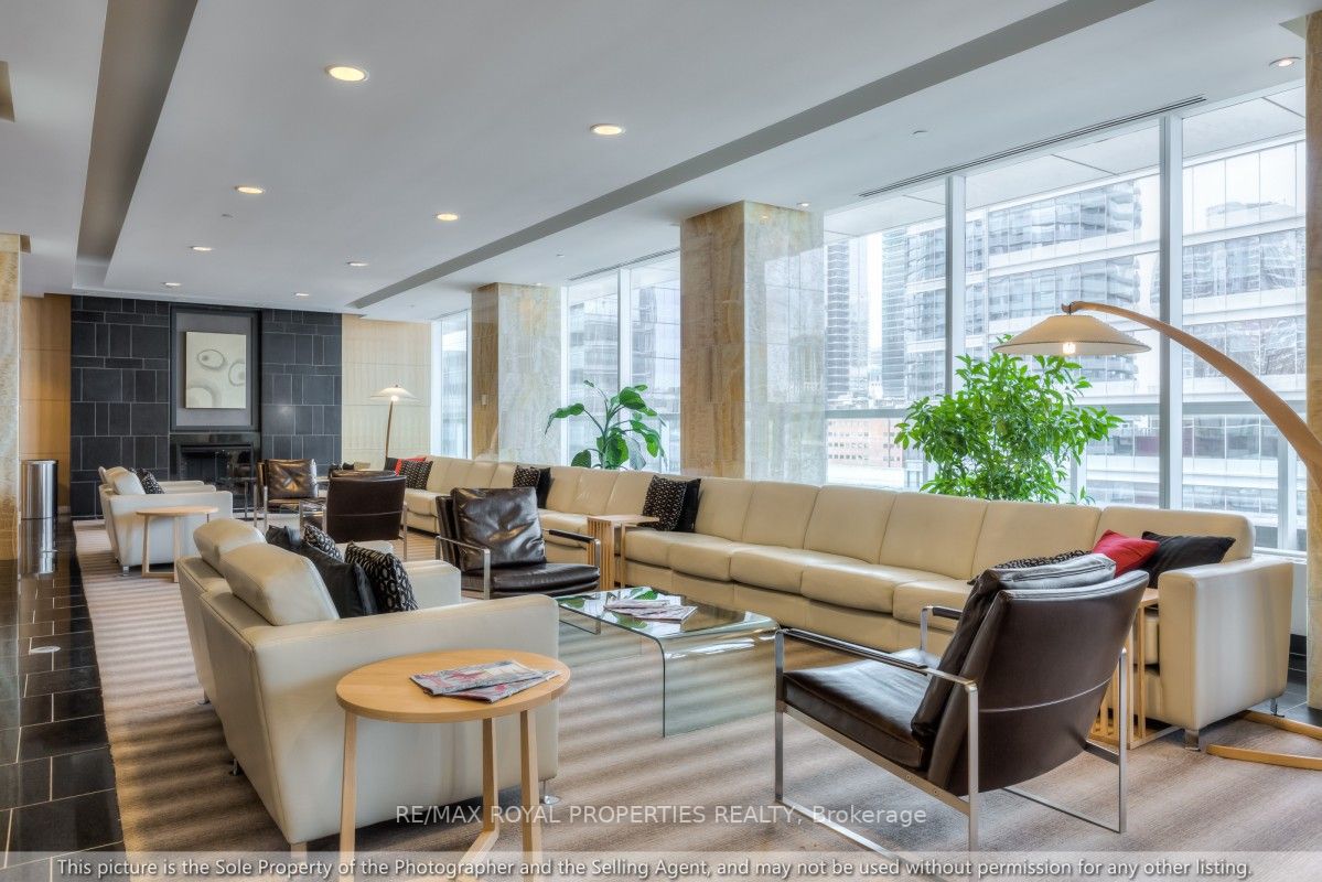 65 Bremner Blvd, #4007