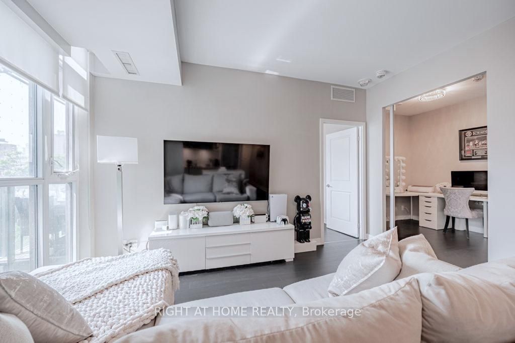 120 Parliament St, #405