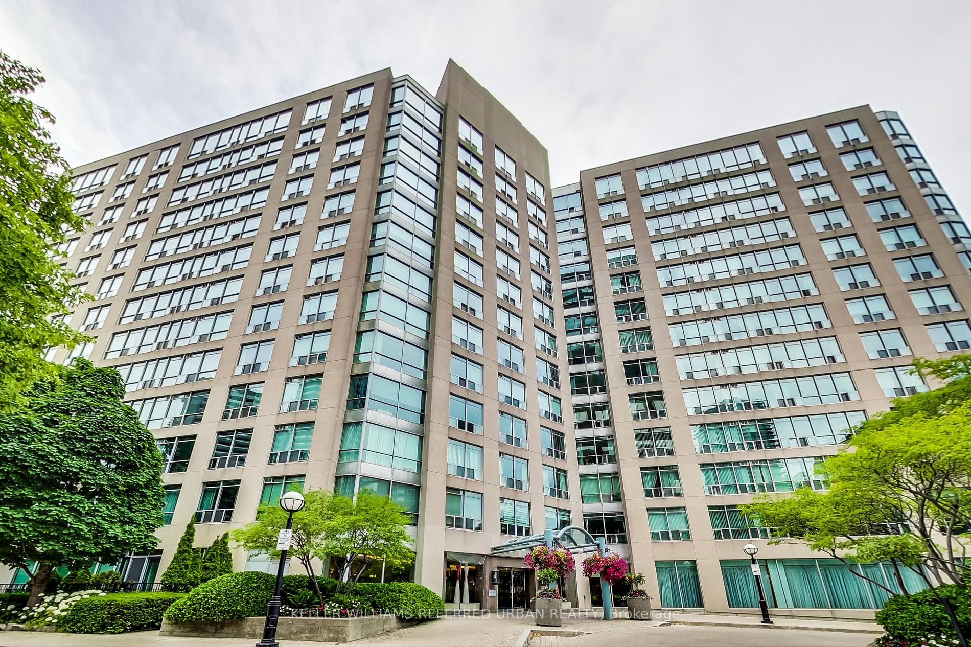 942 Yonge St, #Ph110