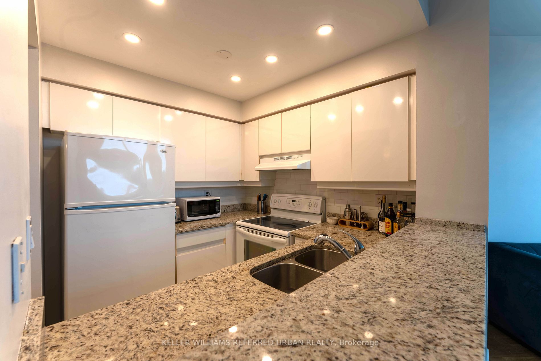 942 Yonge St, #Ph110