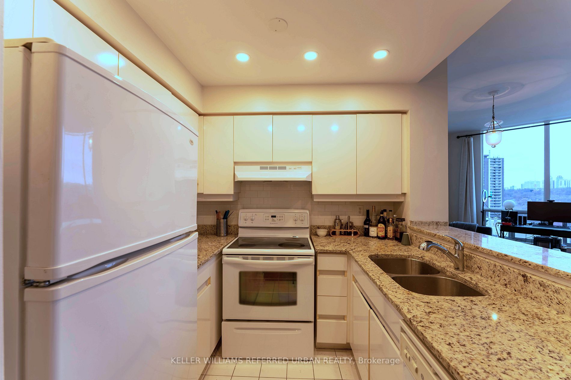 942 Yonge St, #Ph110