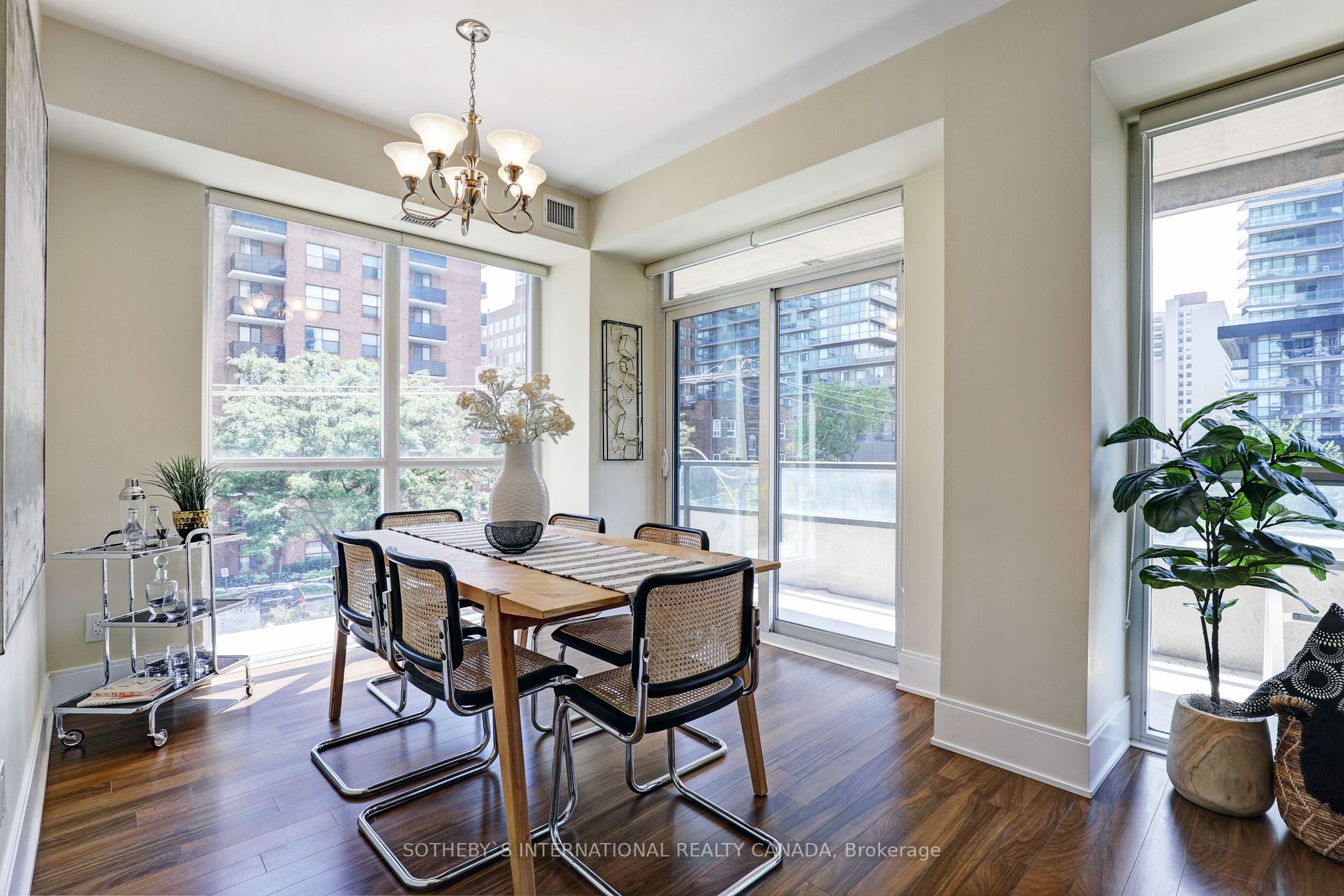 70 Roehampton Ave, #215