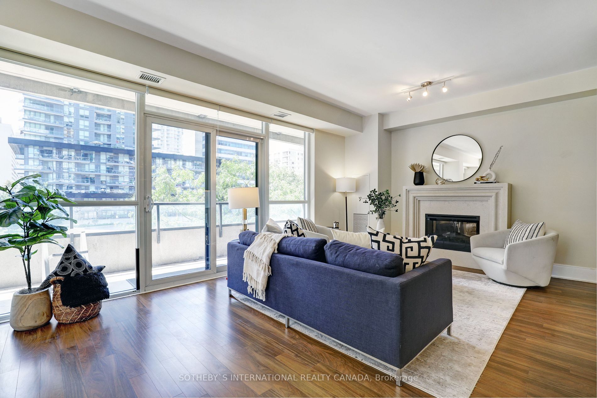 70 Roehampton Ave, #215