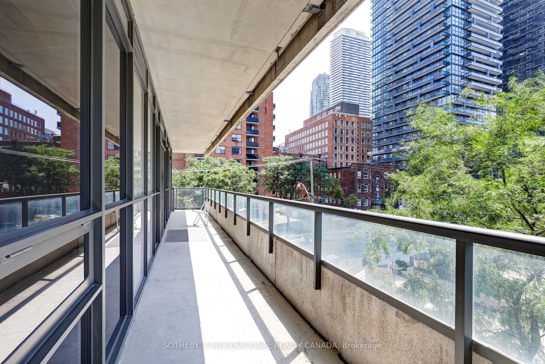 70 Roehampton Ave, #215