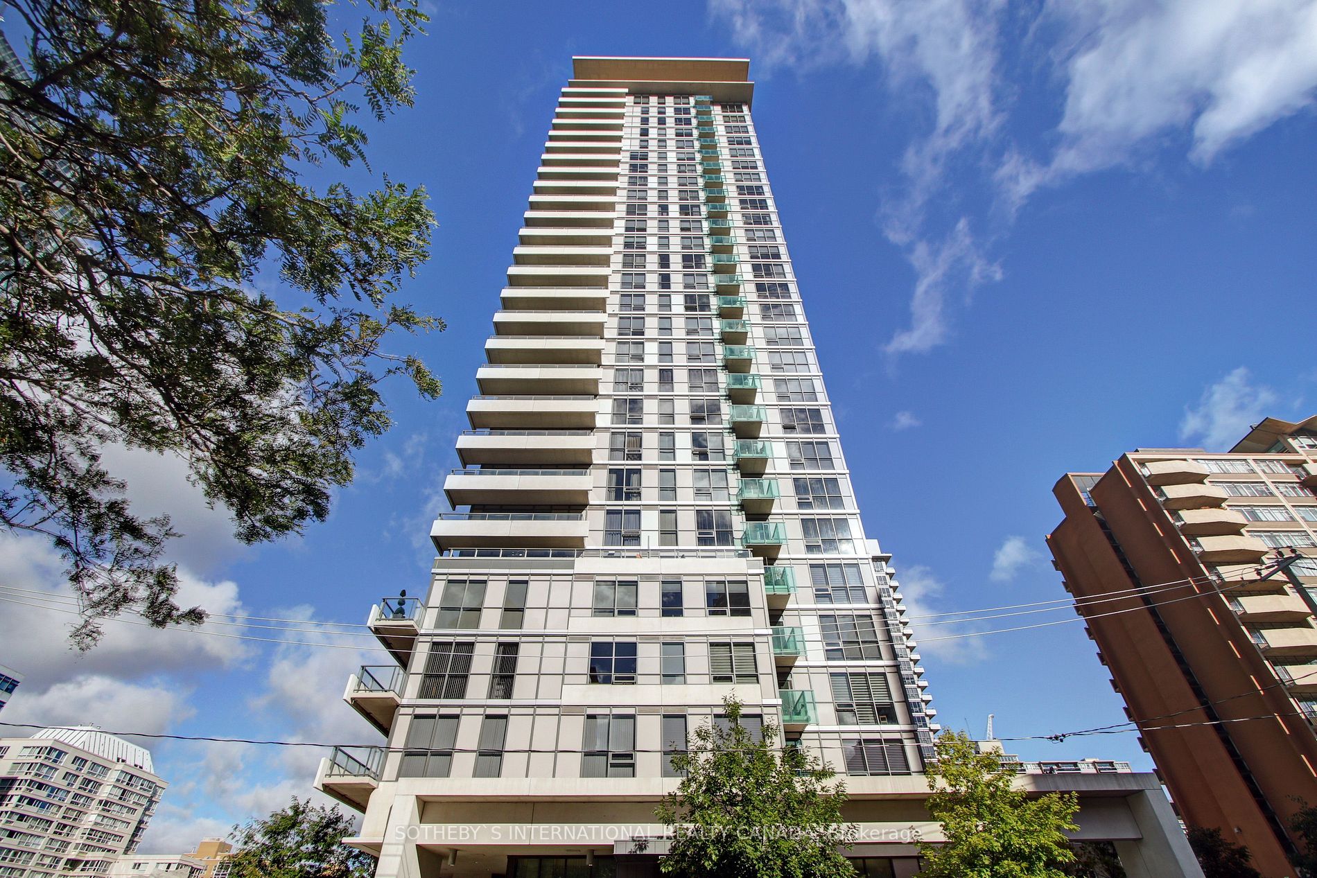 70 Roehampton Ave, #215