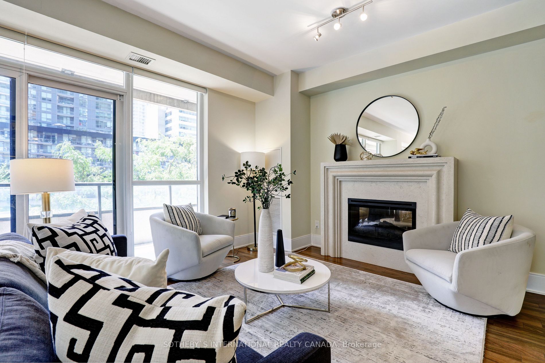 70 Roehampton Ave, #215