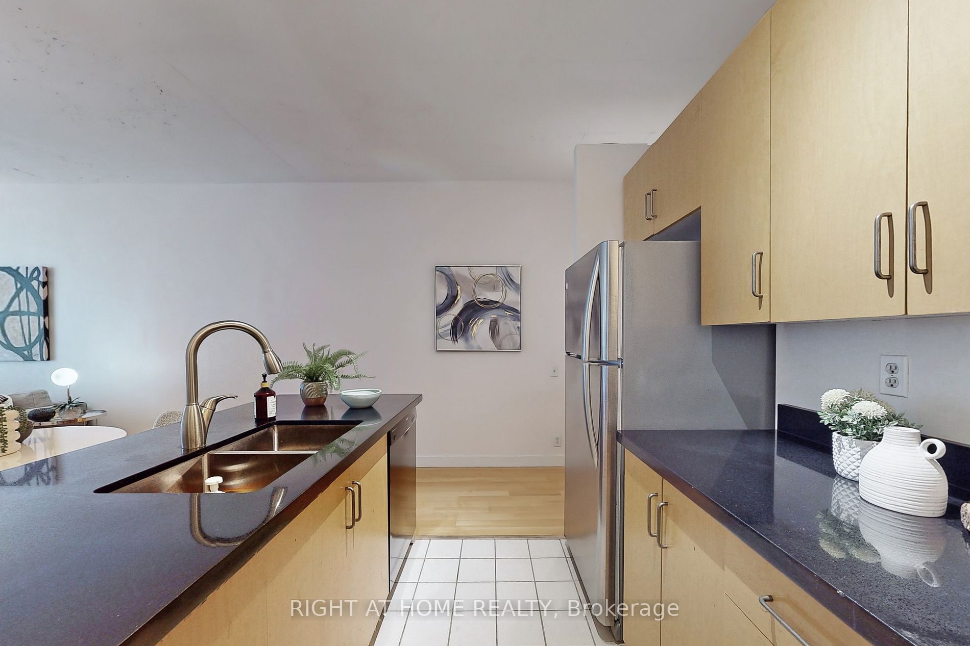 36 Charlotte St, #405