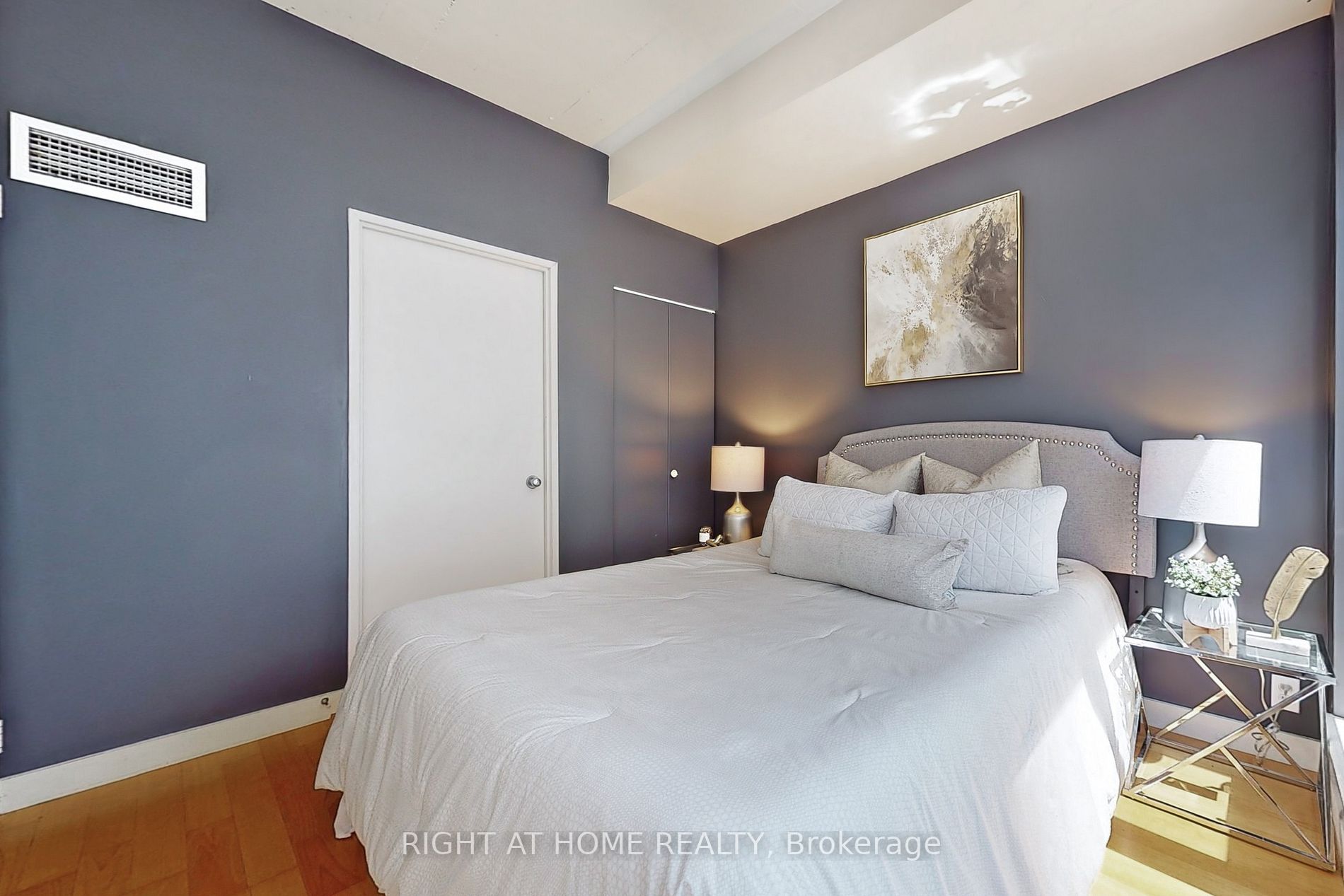 36 Charlotte St, #405