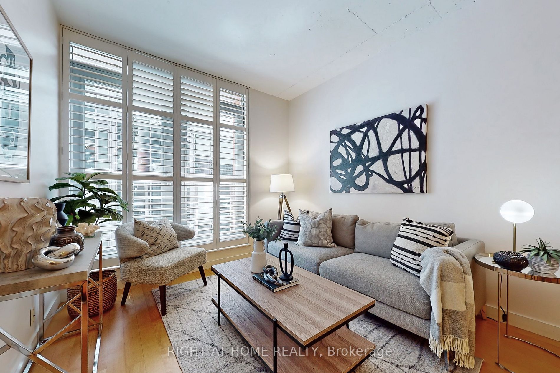 36 Charlotte St, #405