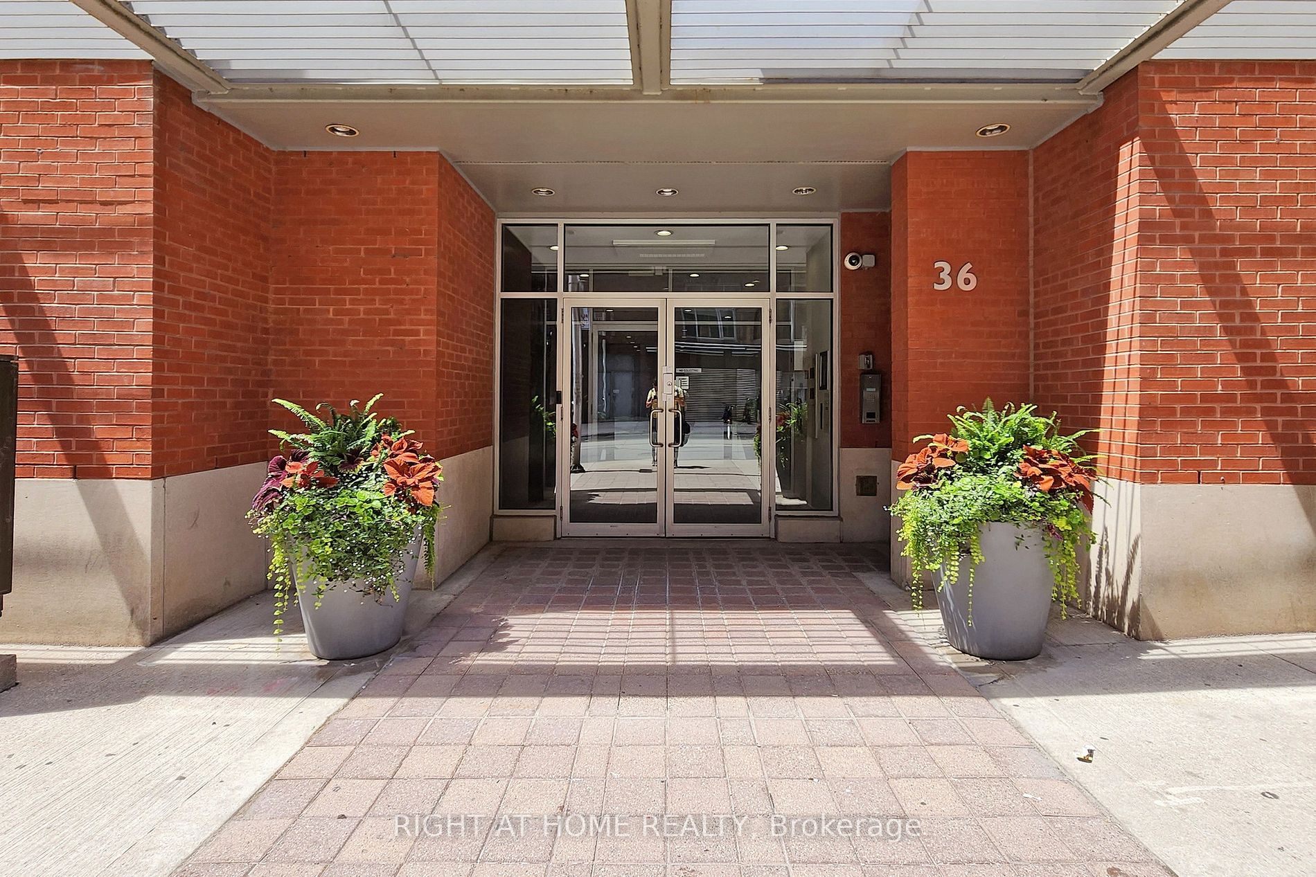 36 Charlotte St, #405