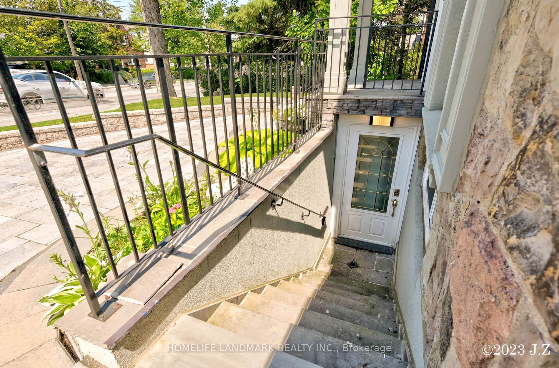 259 Lawrence Ave E