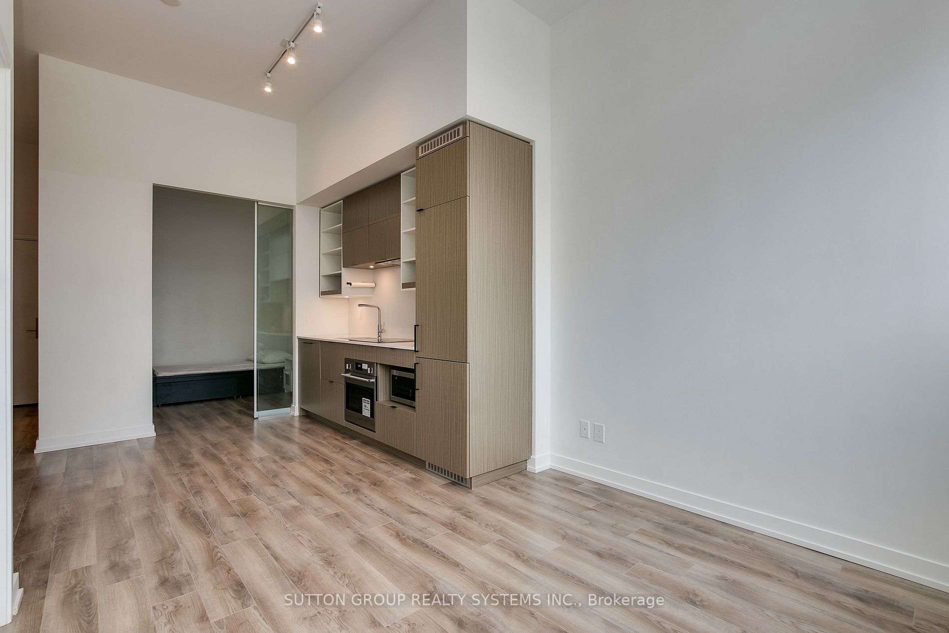 20 Edward St, #404