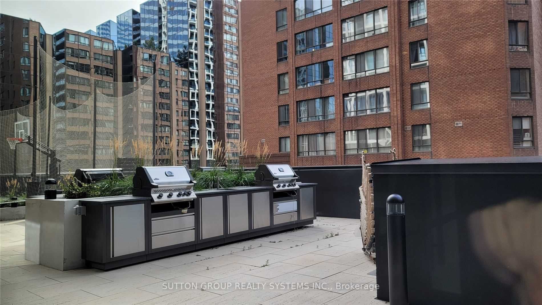 20 Edward St, #404