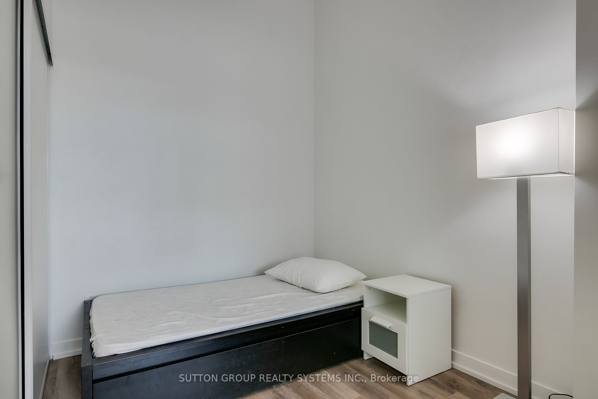 20 Edward St, #404