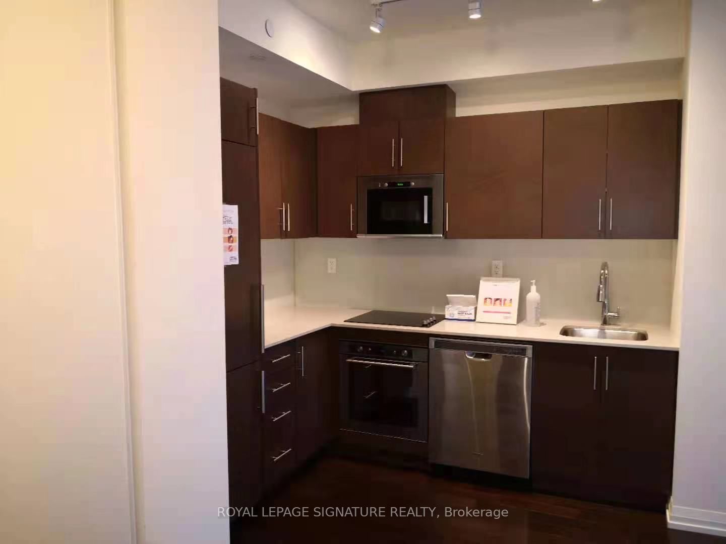 460 Adelaide St, #630