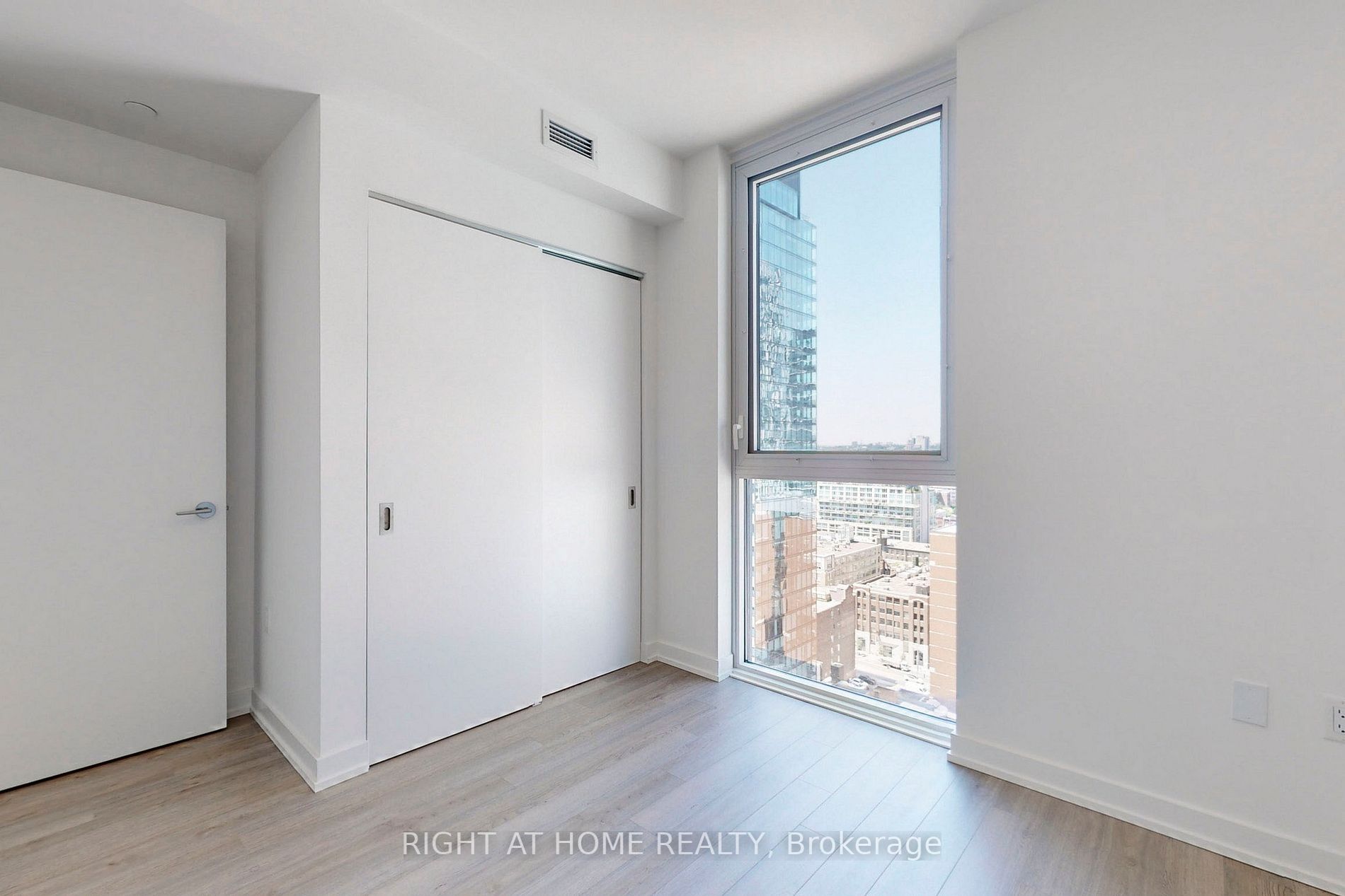 357 King St W, #1903