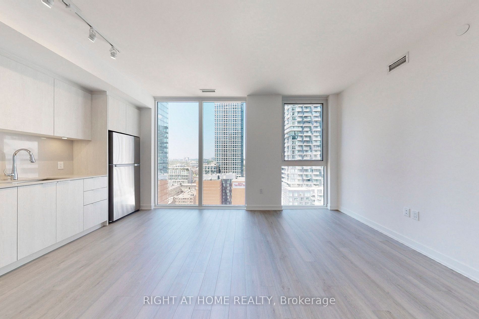 357 King St W, #1903