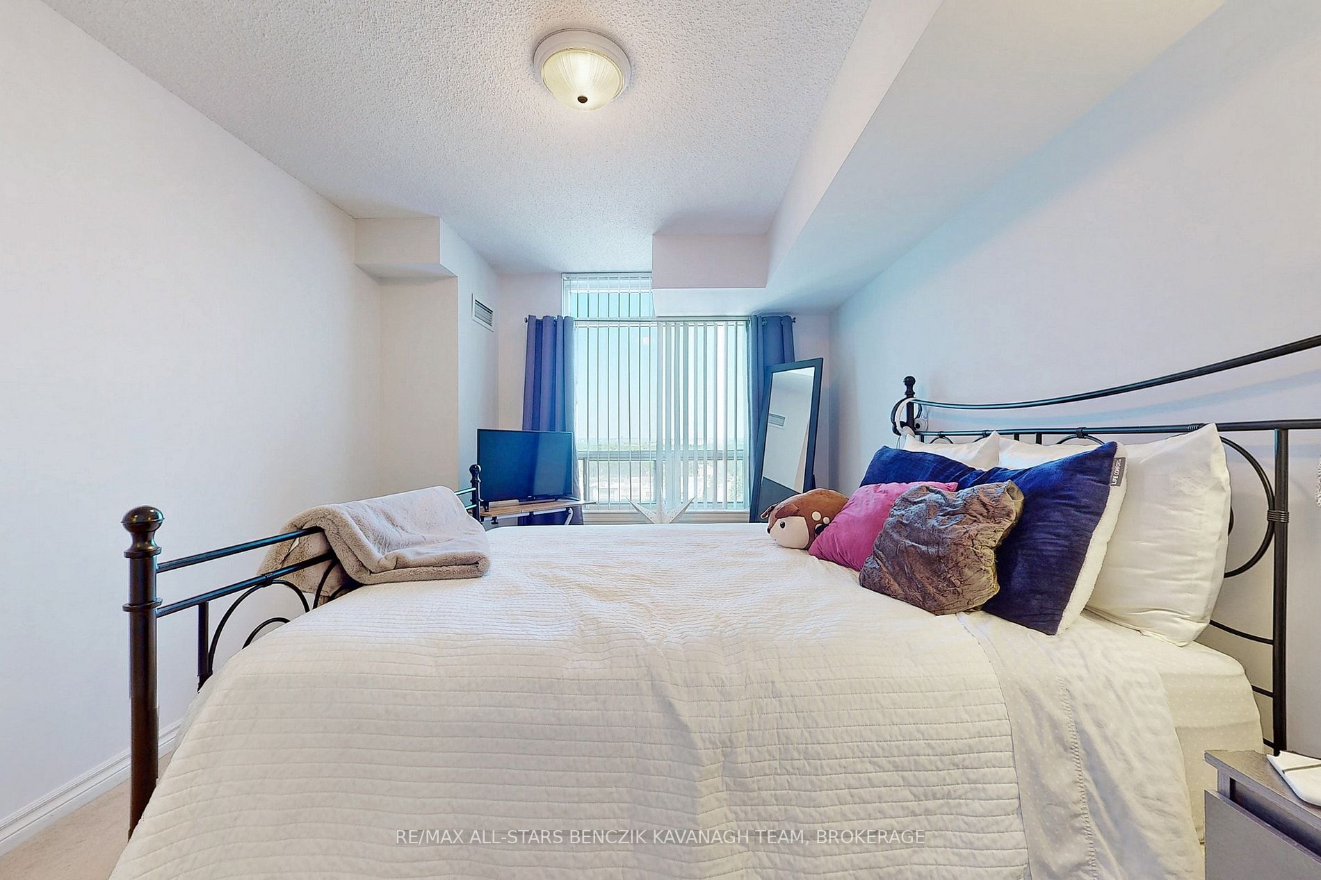 8 Rean Dr, #1604