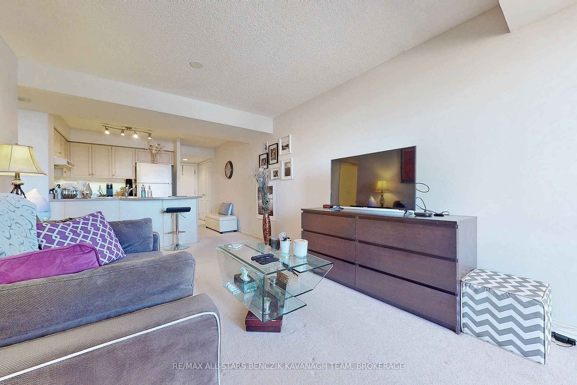 8 Rean Dr, #1604