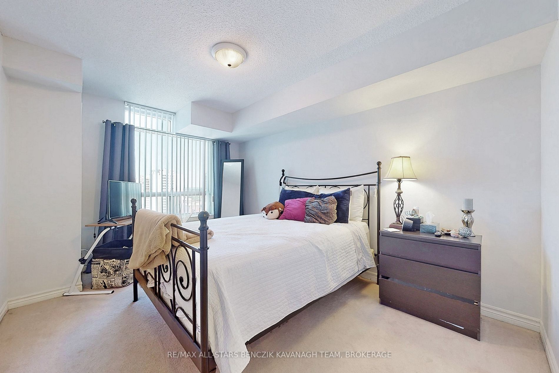 8 Rean Dr, #1604