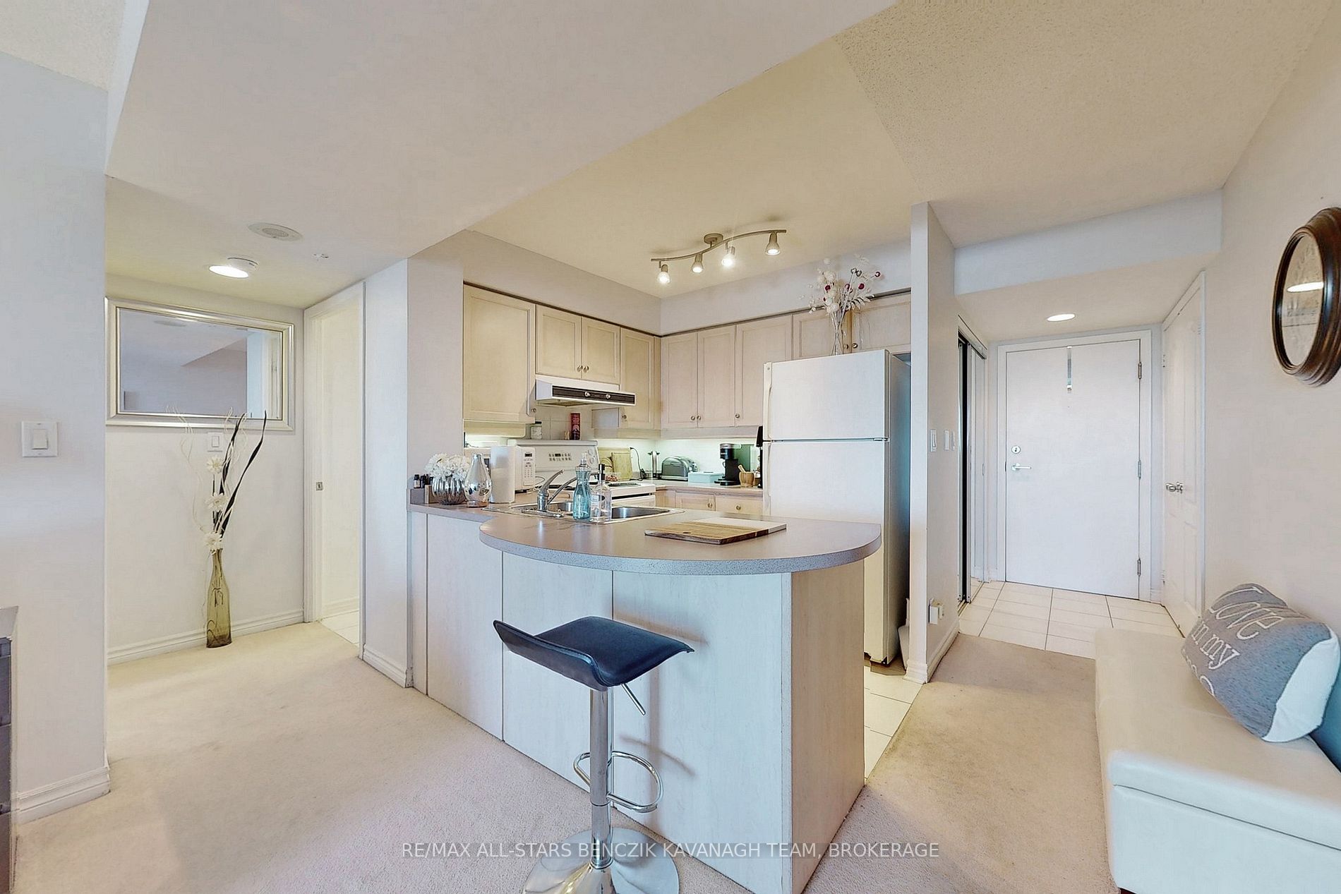 8 Rean Dr, #1604