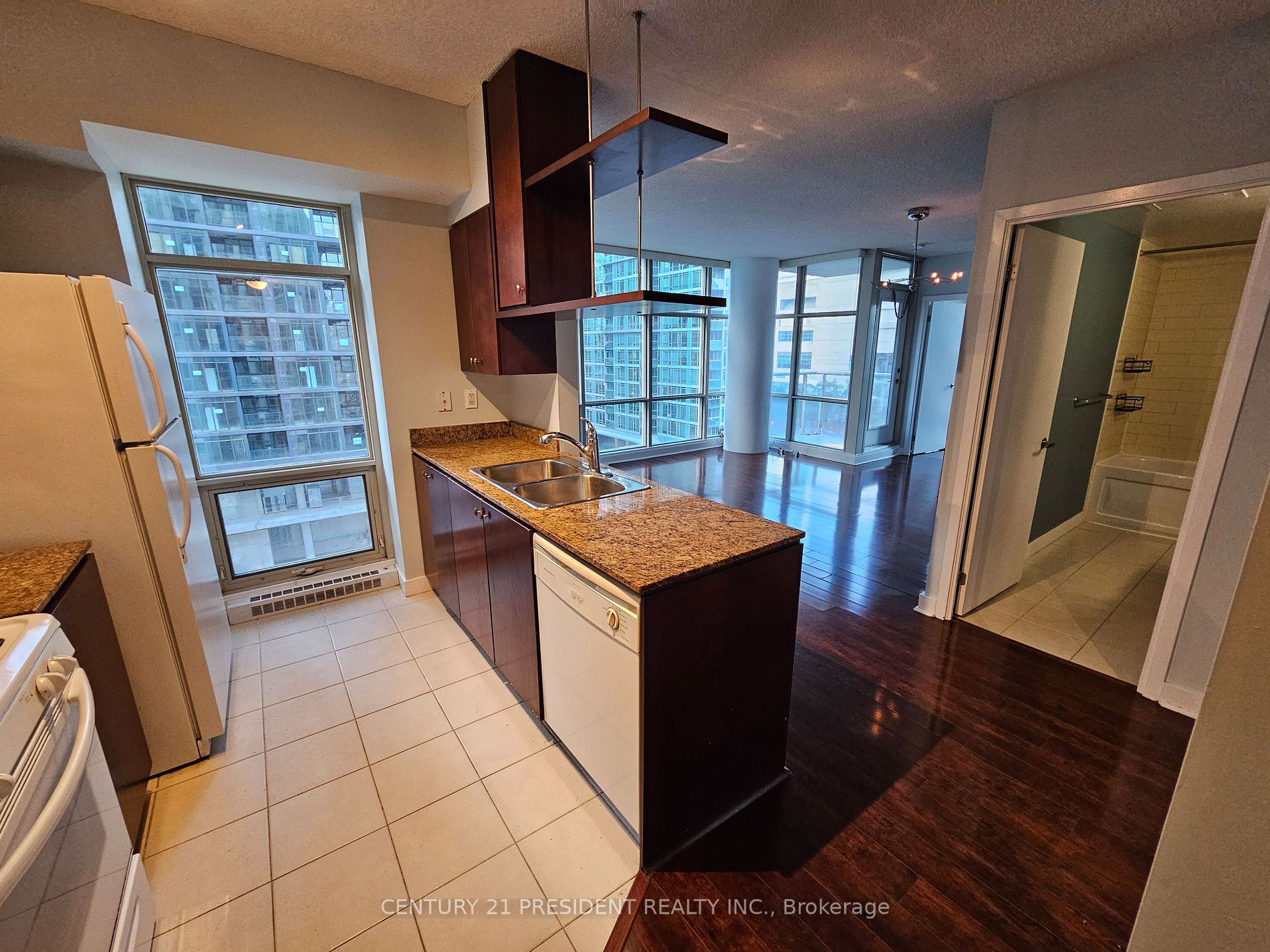 10 Navy Wharf Crt, #906