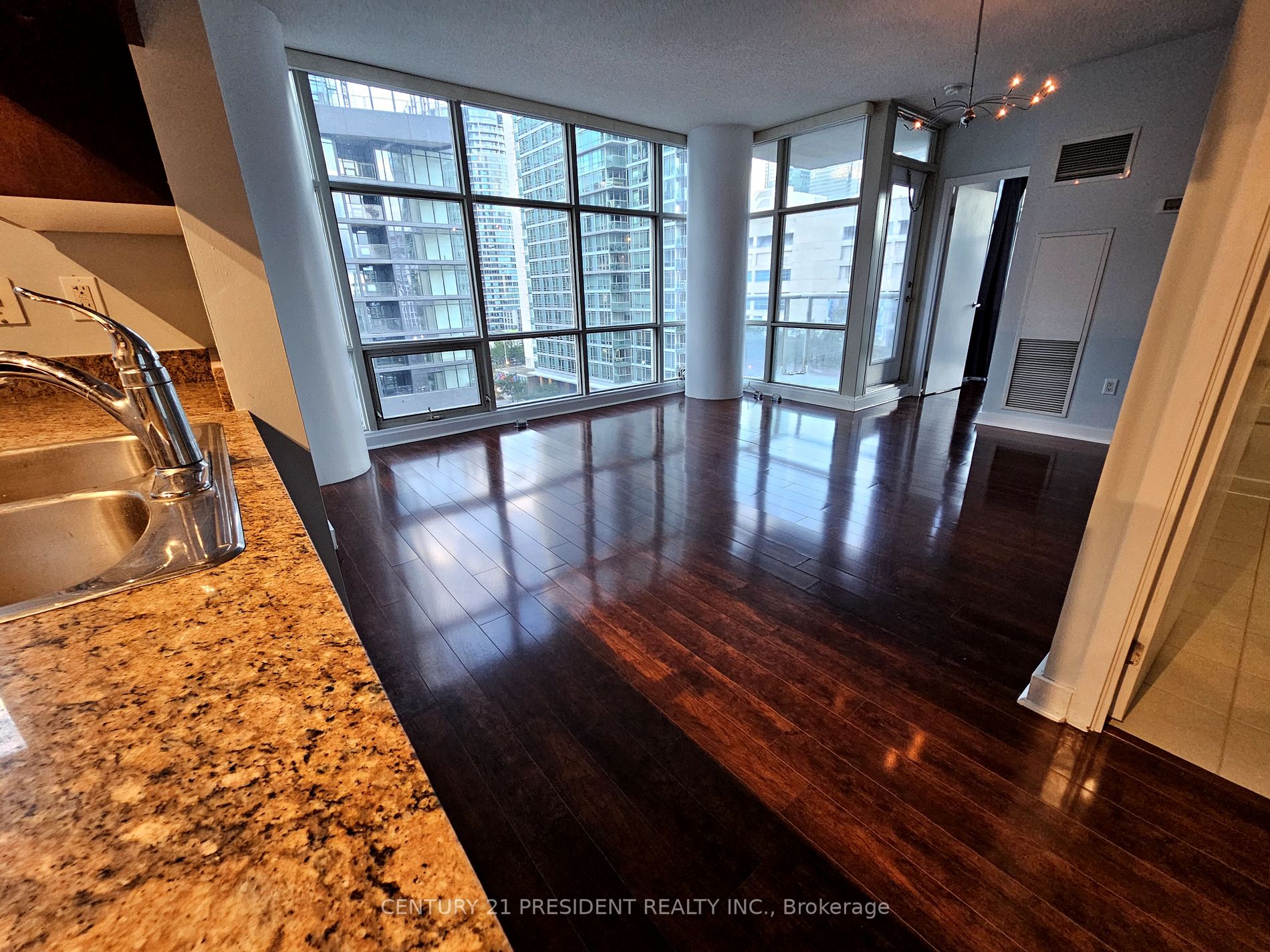 10 Navy Wharf Crt, #906