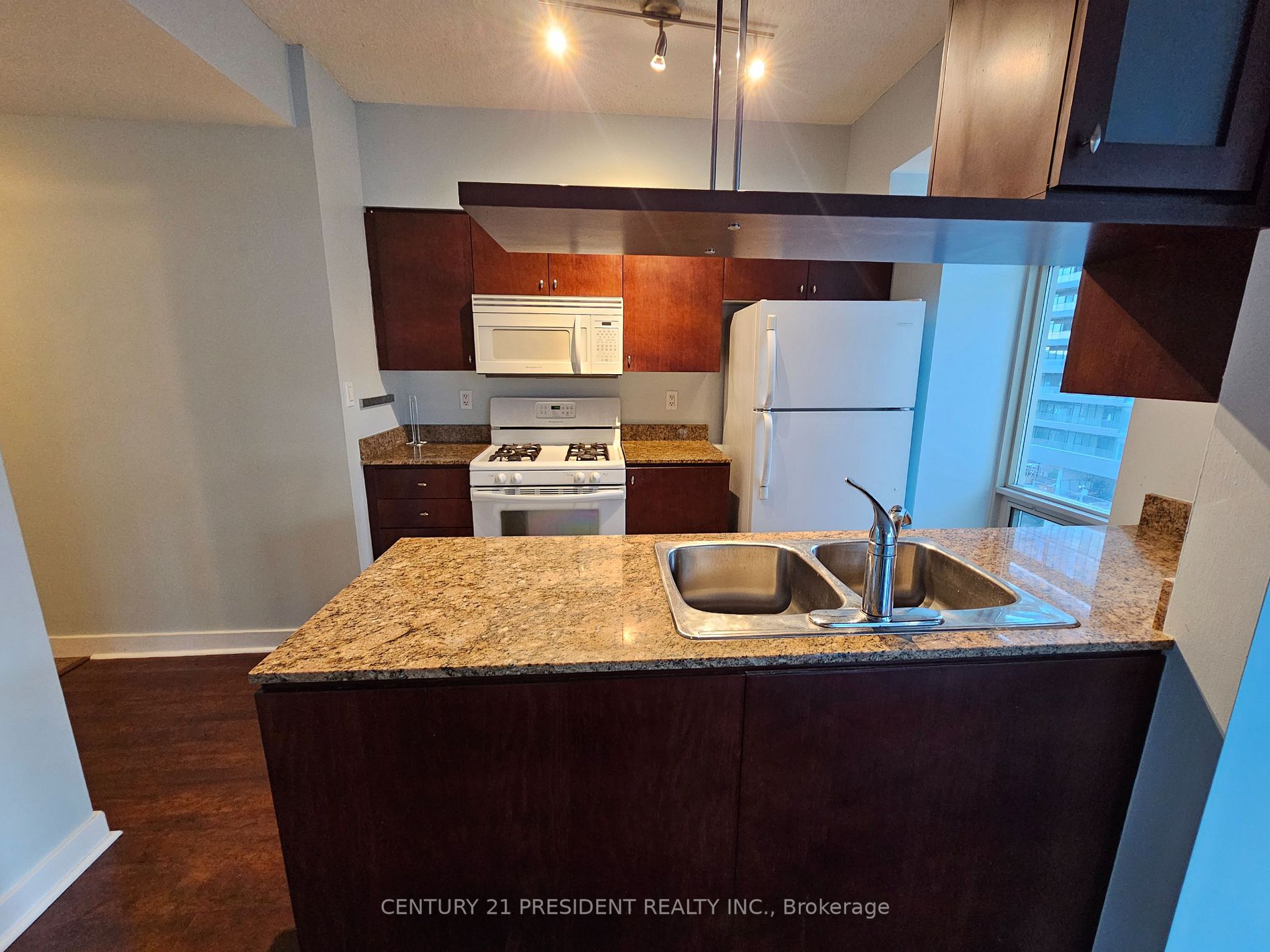 10 Navy Wharf Crt, #906